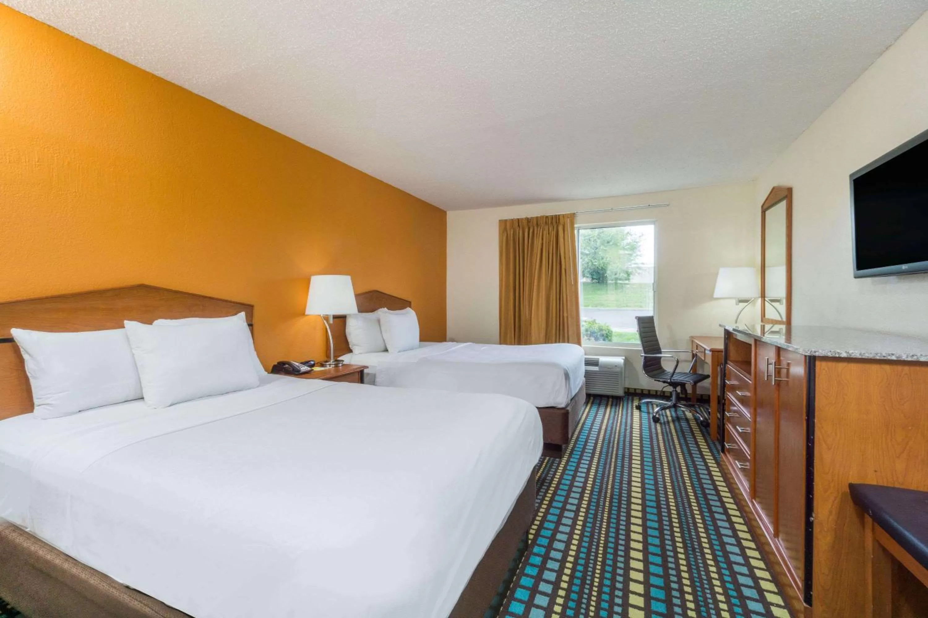 Photo of the whole room, Bed in Days Inn by Wyndham Florence Cincinnati Area