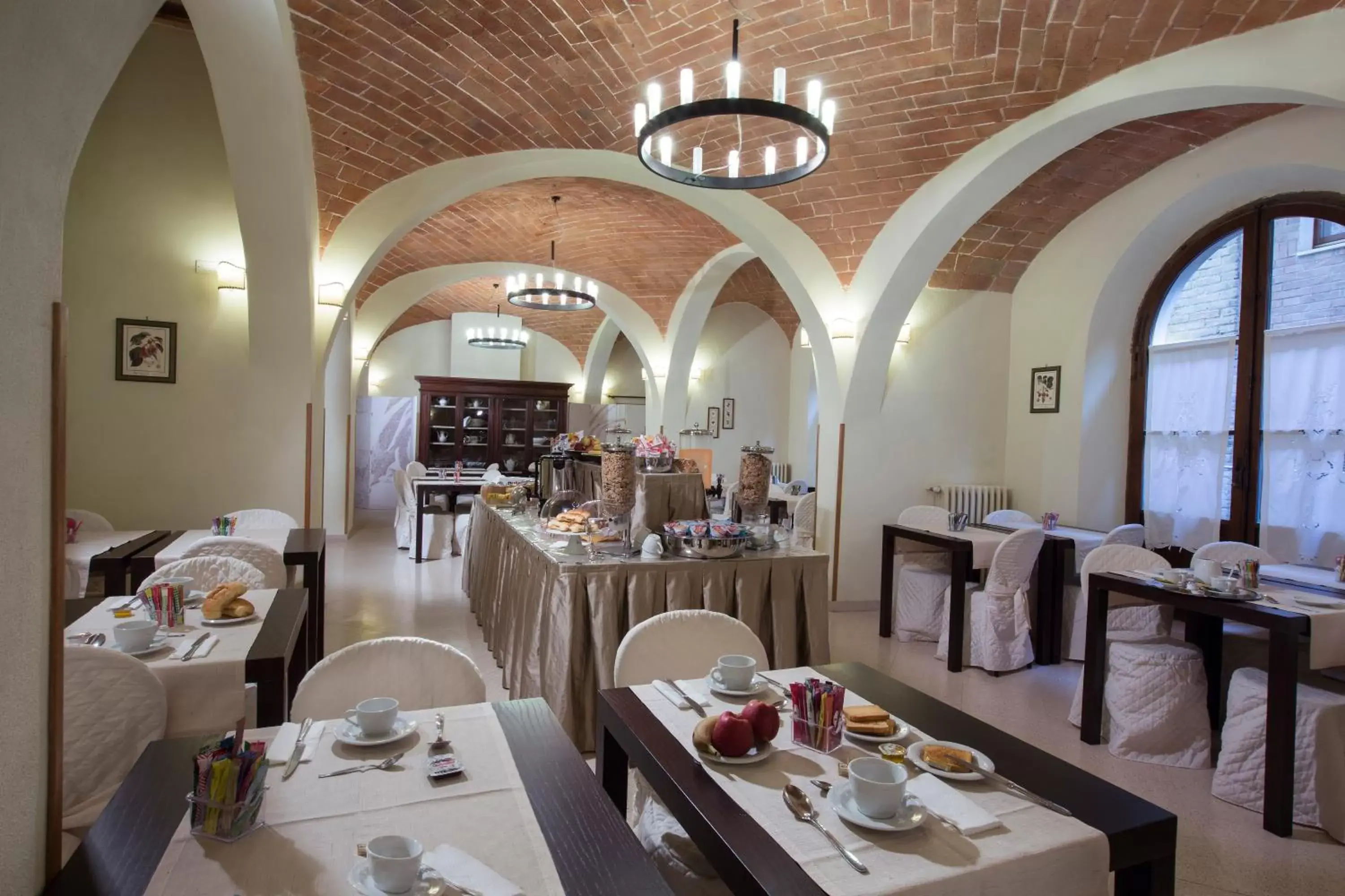 Restaurant/Places to Eat in Hotel Alma Domus