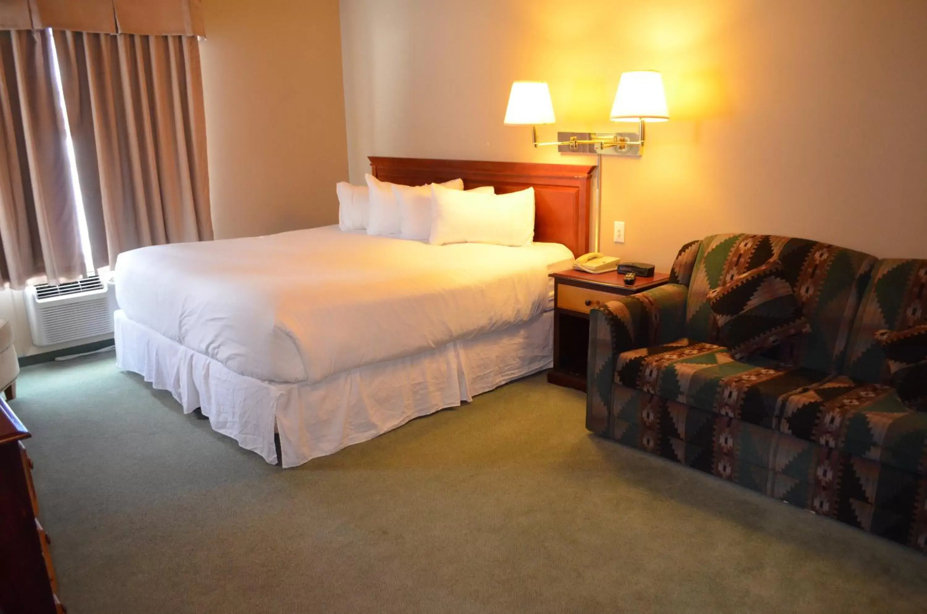 Bed in Waterton Lakes Lodge Resort