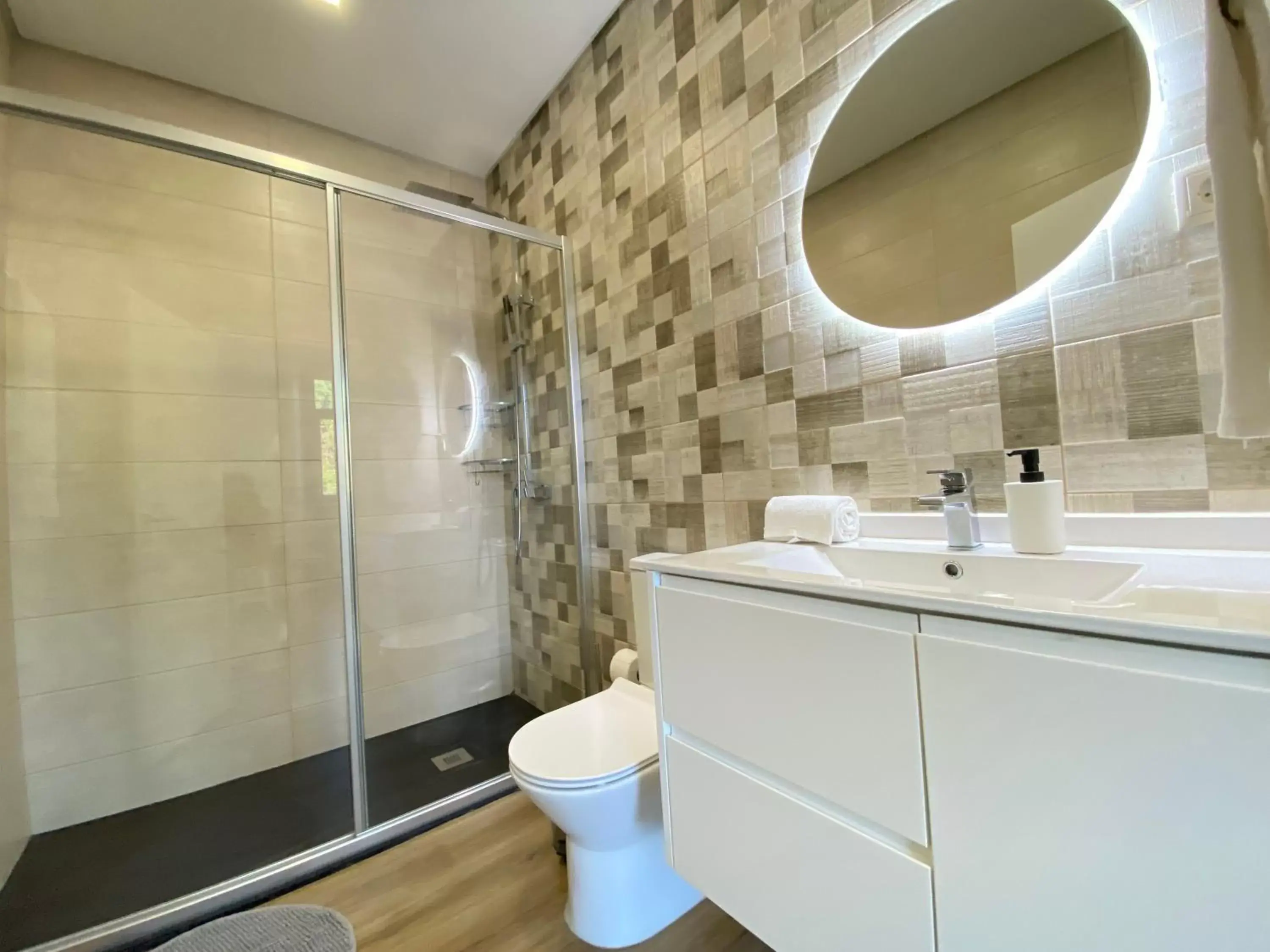 Shower, Bathroom in Canto Doce