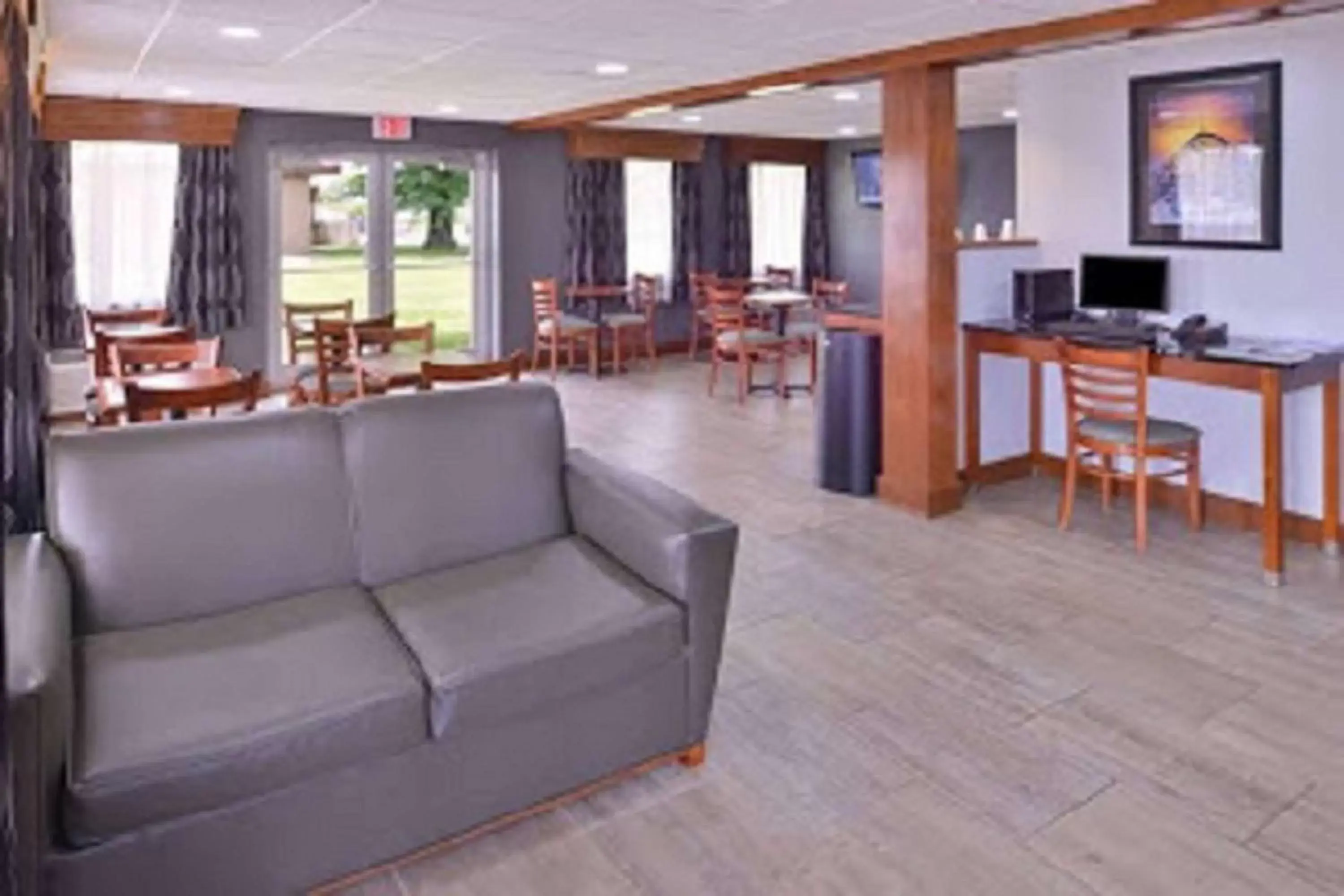 Lobby or reception in SureStay Hotel by Best Western Bowling Green North