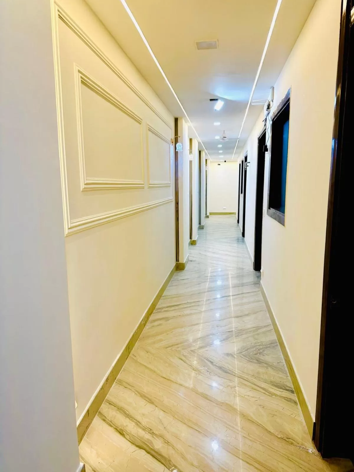 Double Room in Frankstay By Hotel SAMRAT RESIDENCY 10 Mints Walking Distance Nizamuddin Railway Station