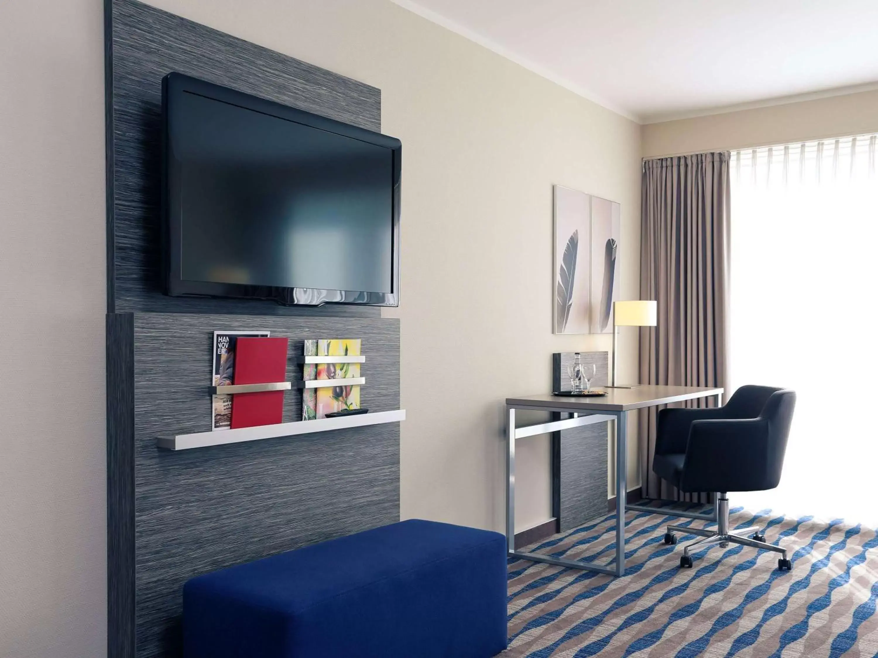 Bedroom, TV/Entertainment Center in Mercure Hotel am Entenfang Hannover