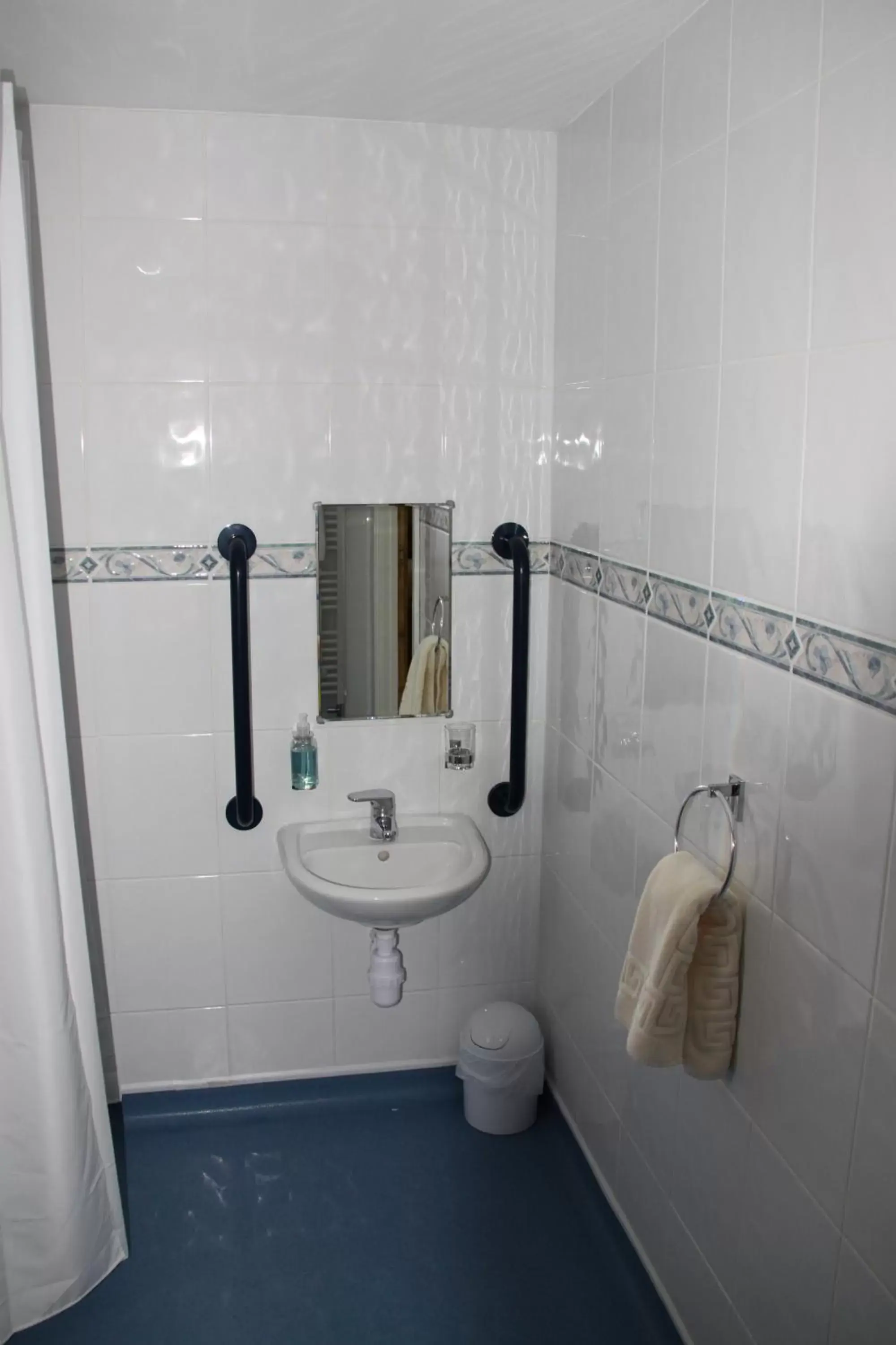 Shower, Bathroom in The Red Lion Inn