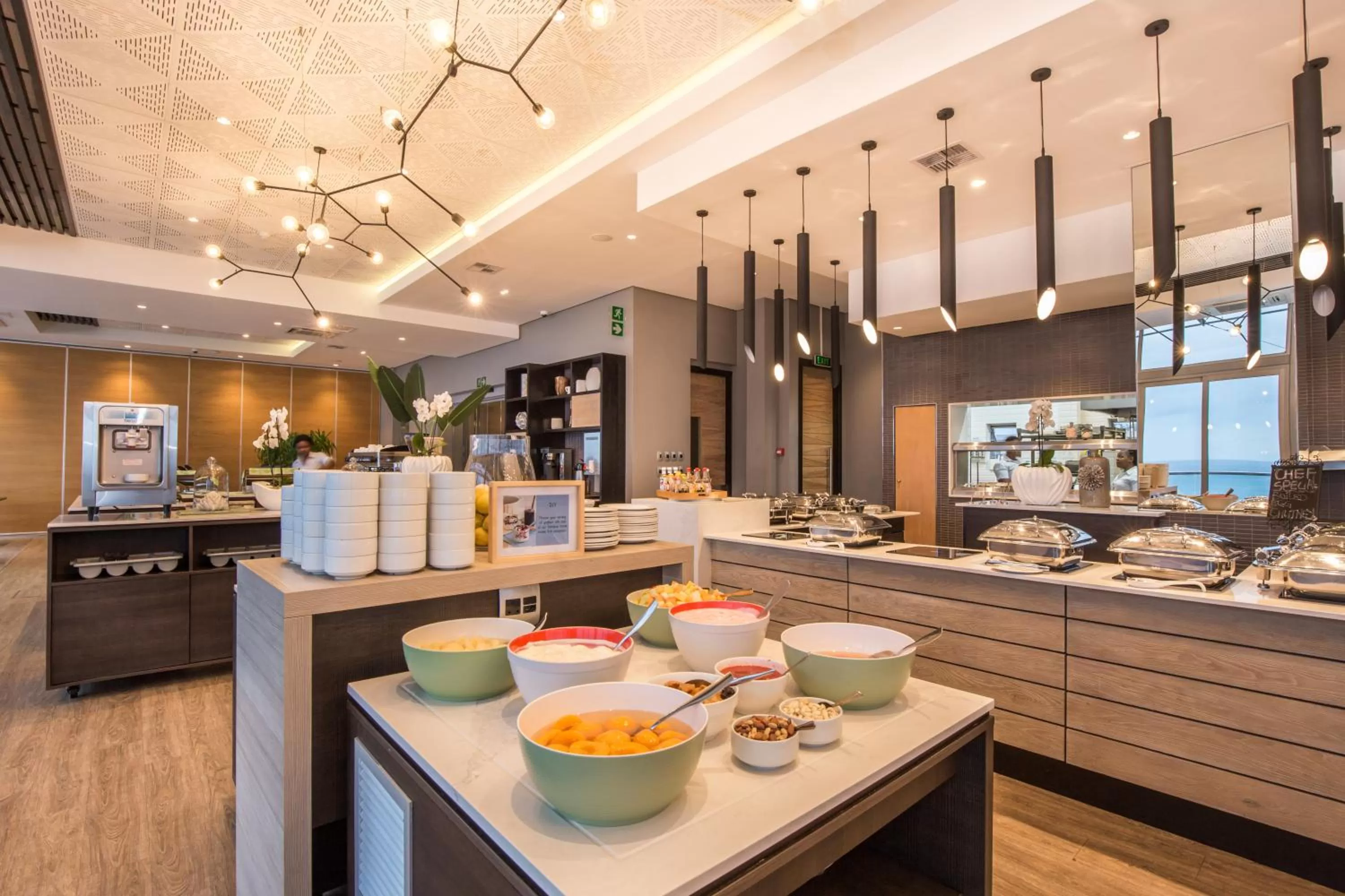 Restaurant/places to eat in Belaire Suites Hotel