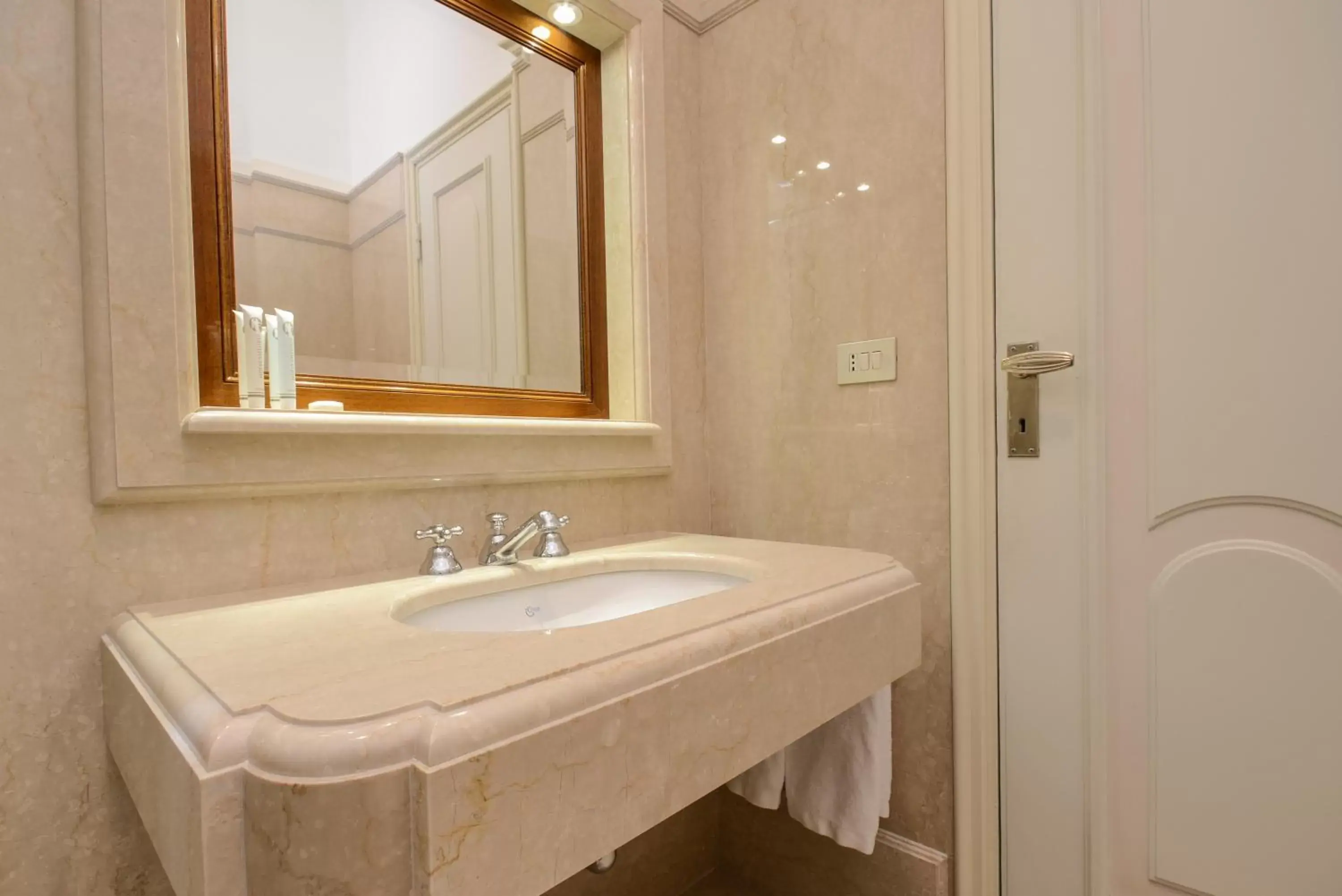 Shower, Bathroom in Hotel Vittoria