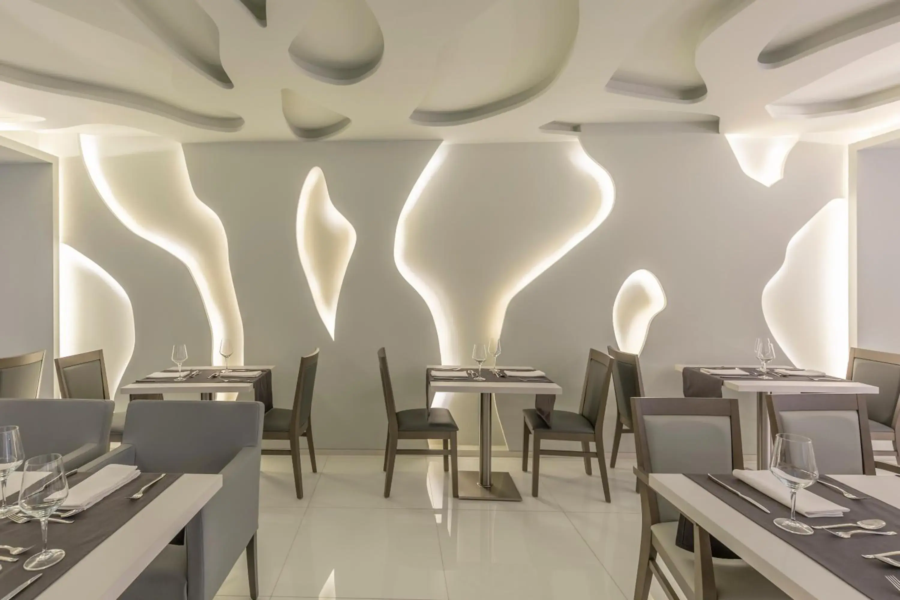Restaurant/Places to Eat in Meliá Maputo Sky
