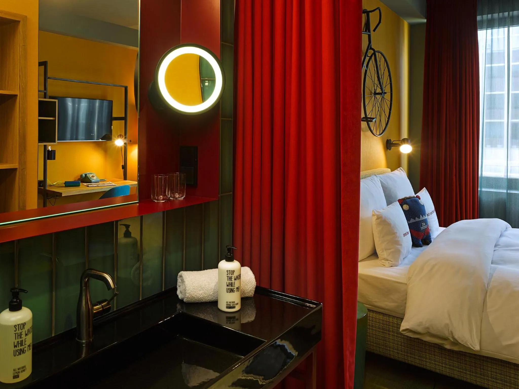 Bathroom, Bed in 25hours Hotel The Trip