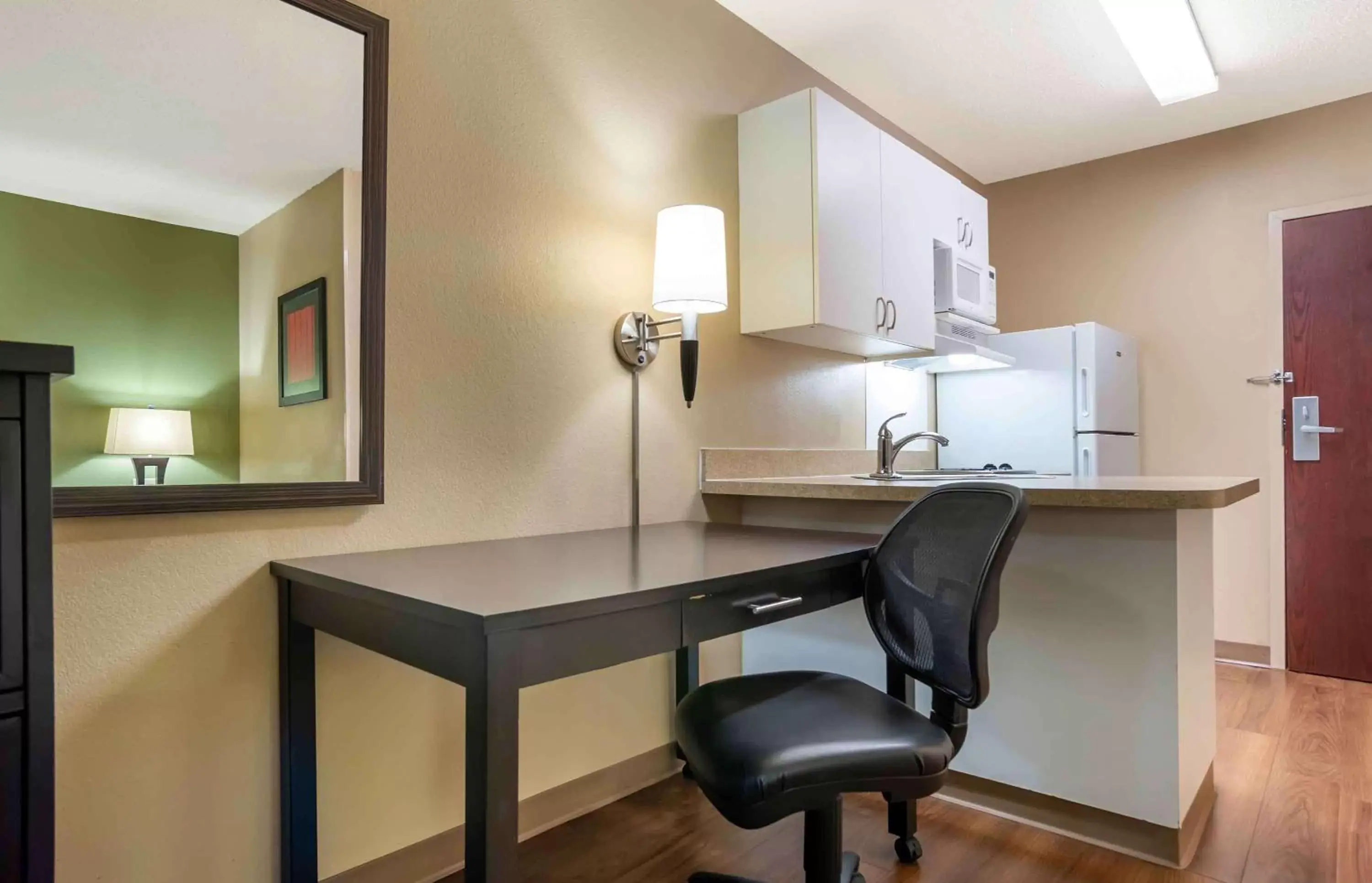 Bedroom, Kitchen/Kitchenette in Extended Stay America Suites - Baton Rouge - Citiplace