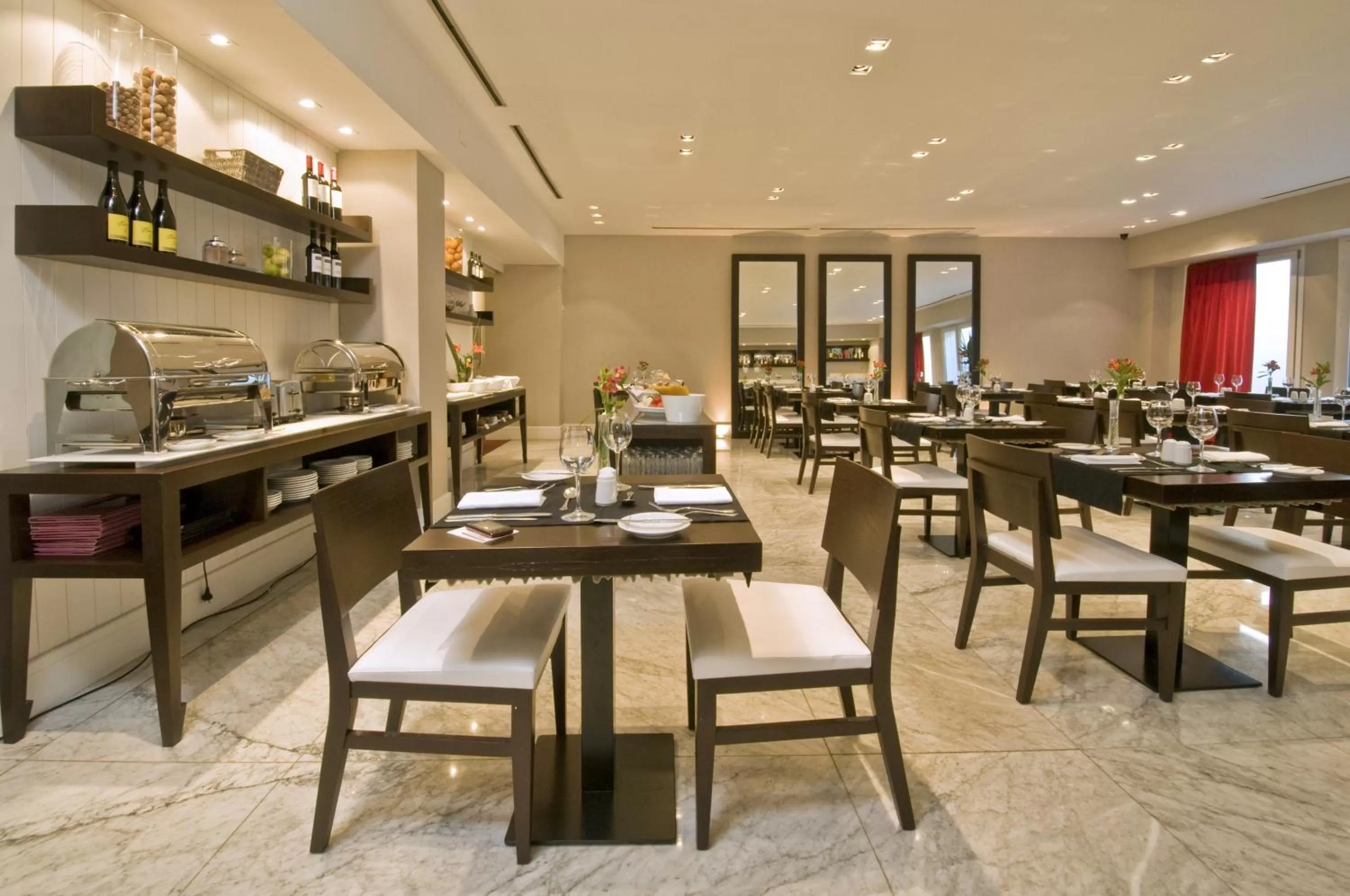 Restaurant/places to eat in Broadway Hotel & Suites