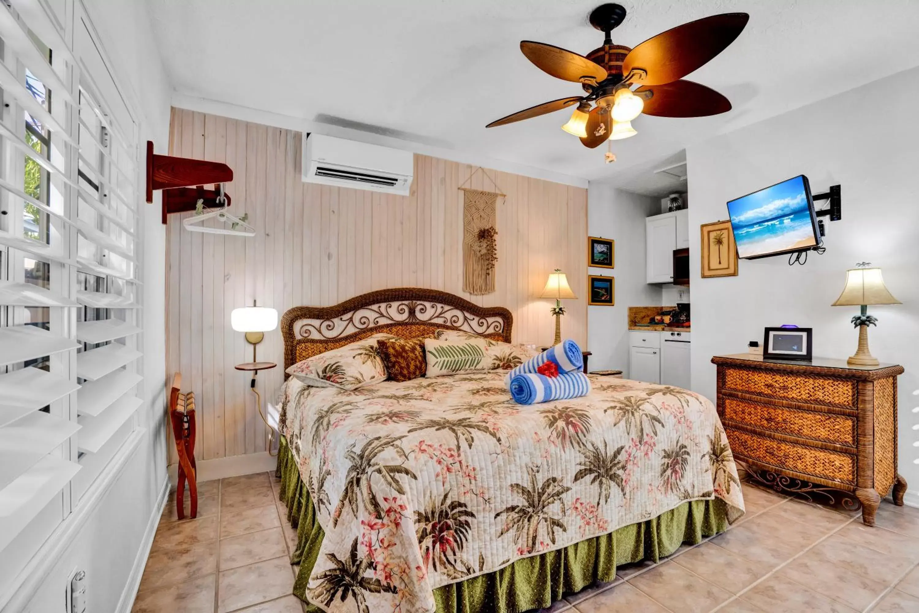 Bedroom, Bed in Island Bay Resort