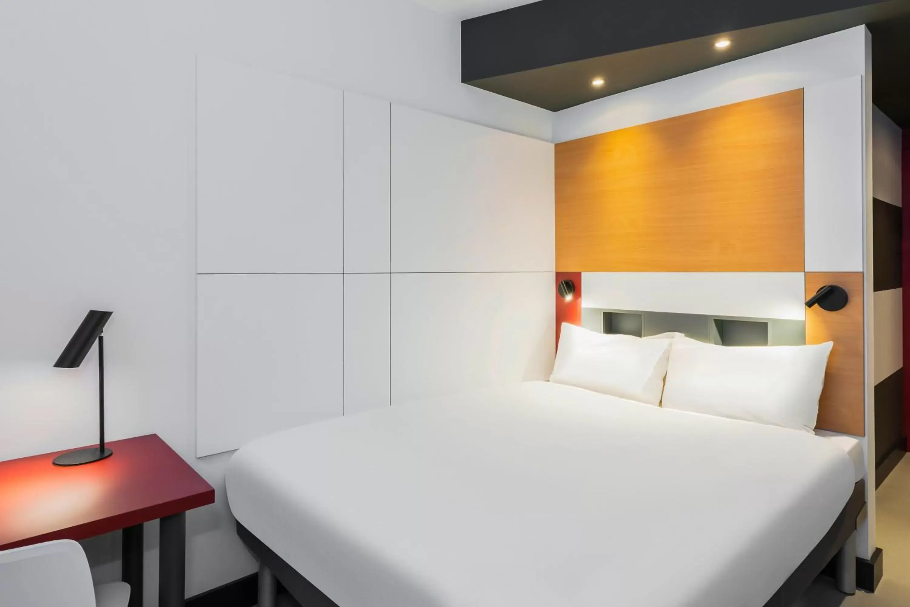 Bedroom, Bed in ibis budget Brugge Jabbeke