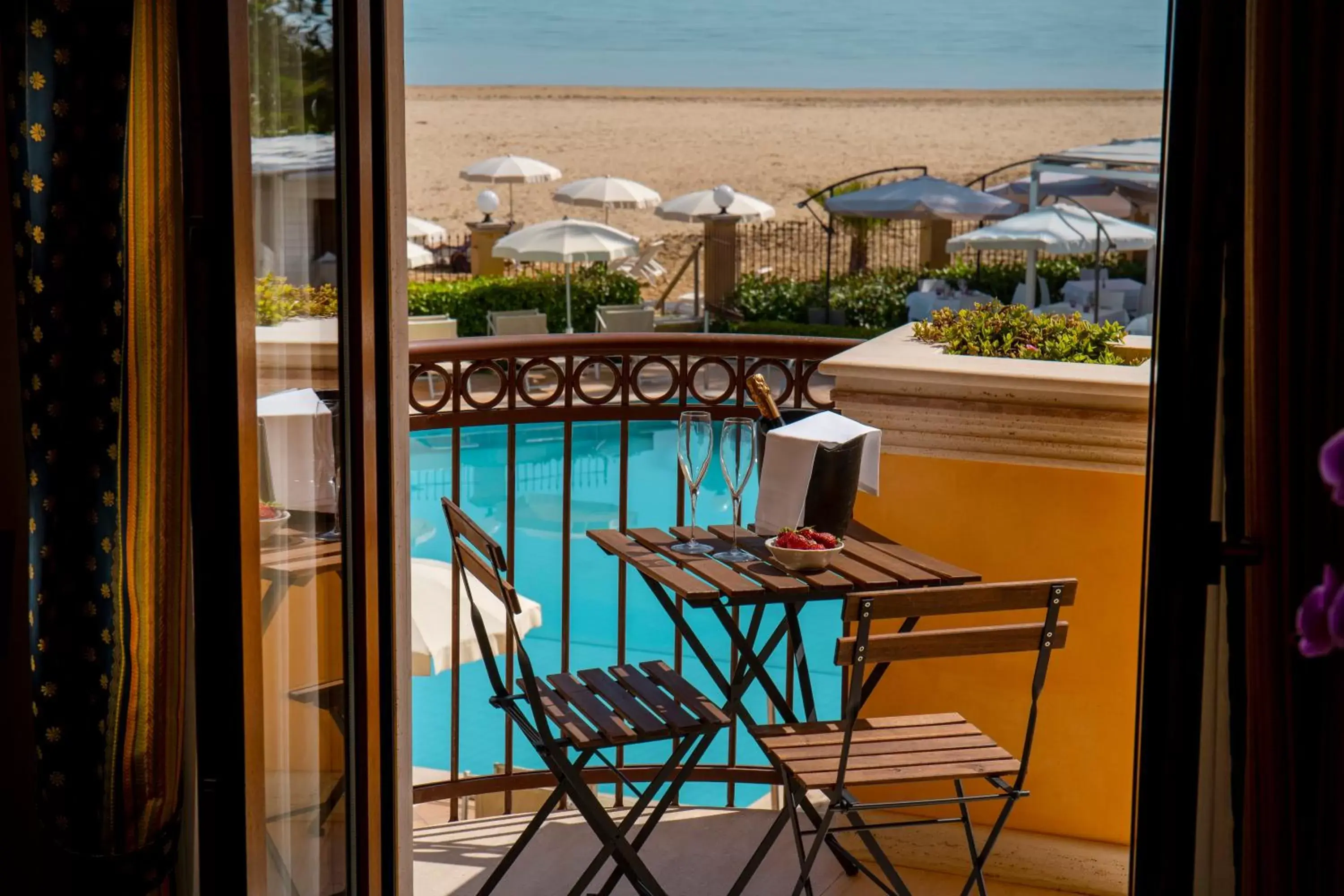 Pool View in Hotel Villa Romana