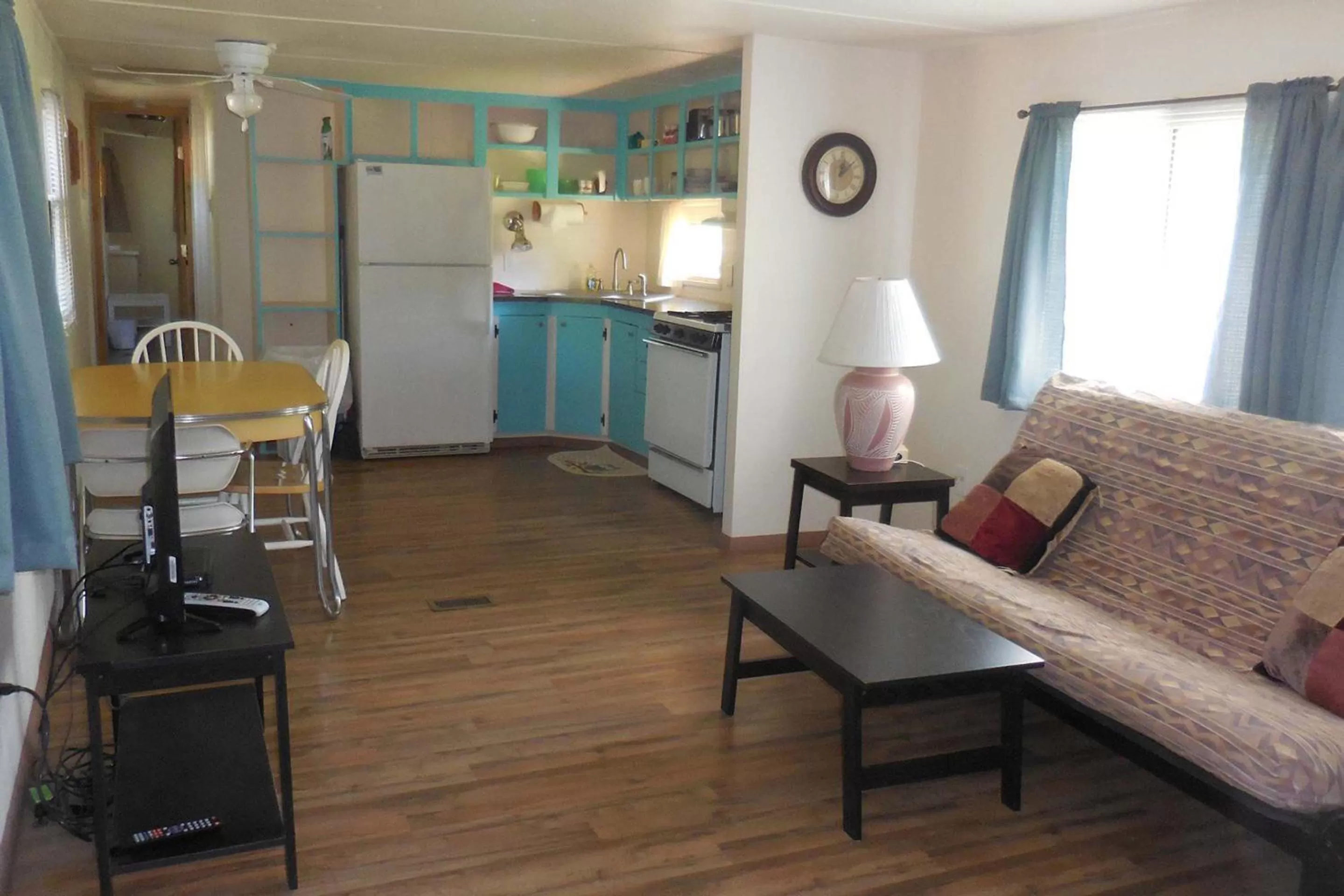 Kitchen or kitchenette, Seating Area in Elkhorn Lodge