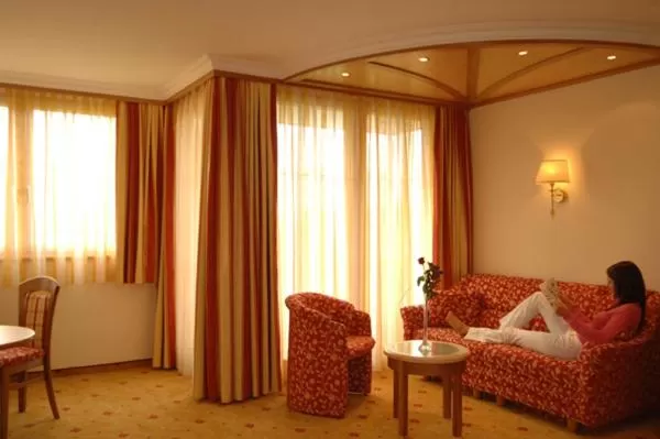 Seating area in Hotel Neuwirt