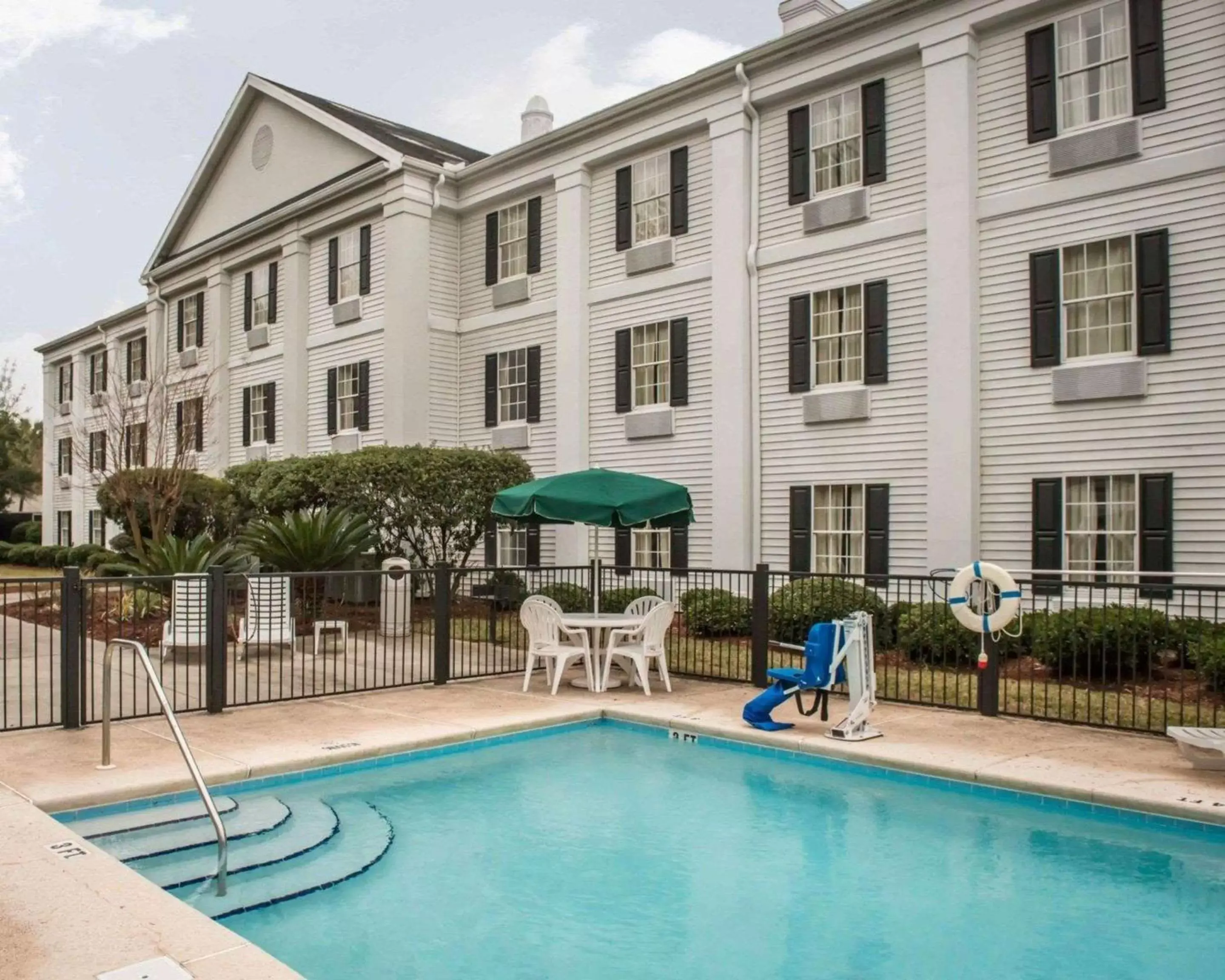 Swimming pool, Property Building in Quality Inn Lake City