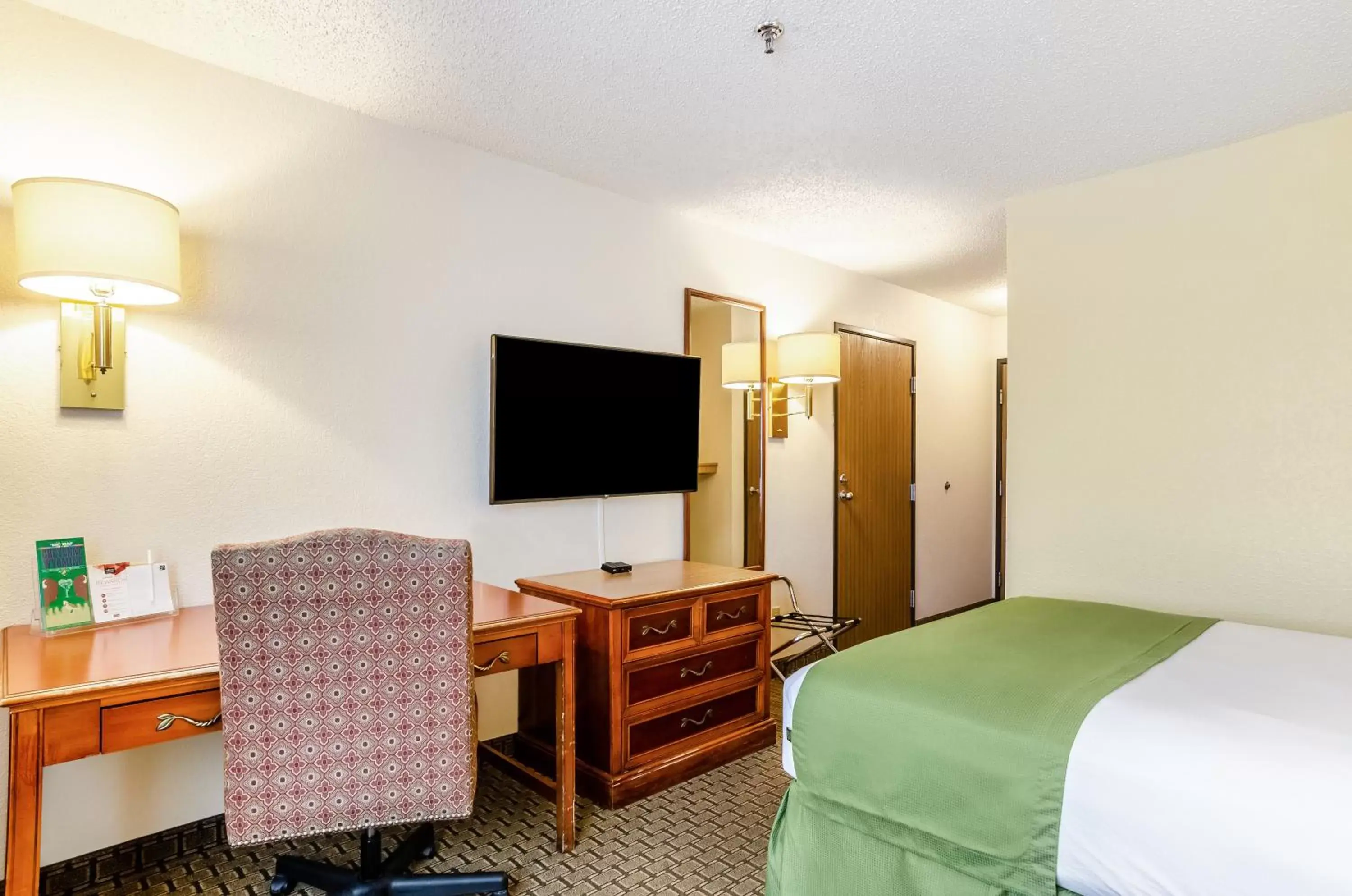 Photo of the whole room, TV/Entertainment Center in Cheyenne Guest Inn