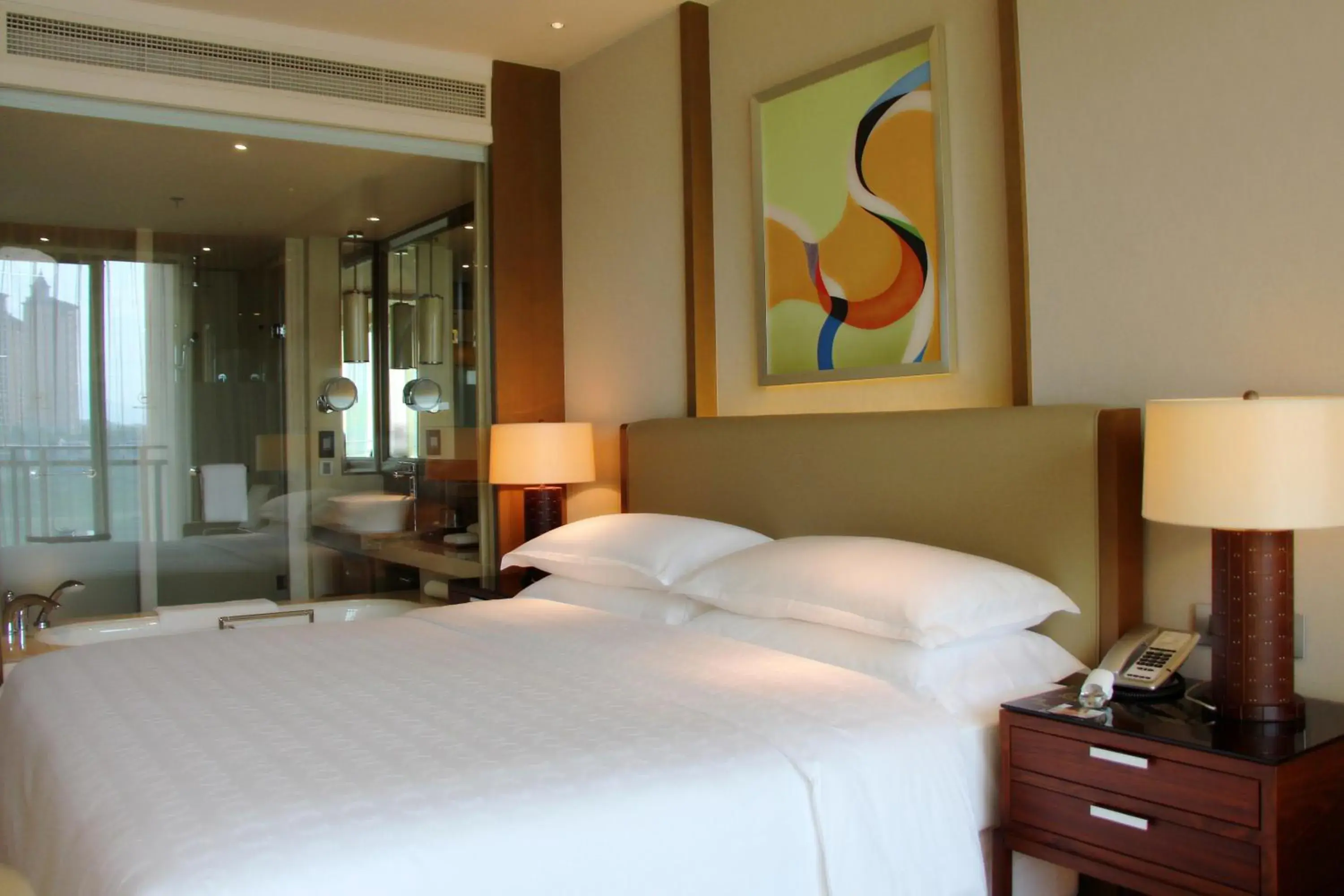 Photo of the whole room, Bed in Sheraton Bailuhu Resort, Huizhou