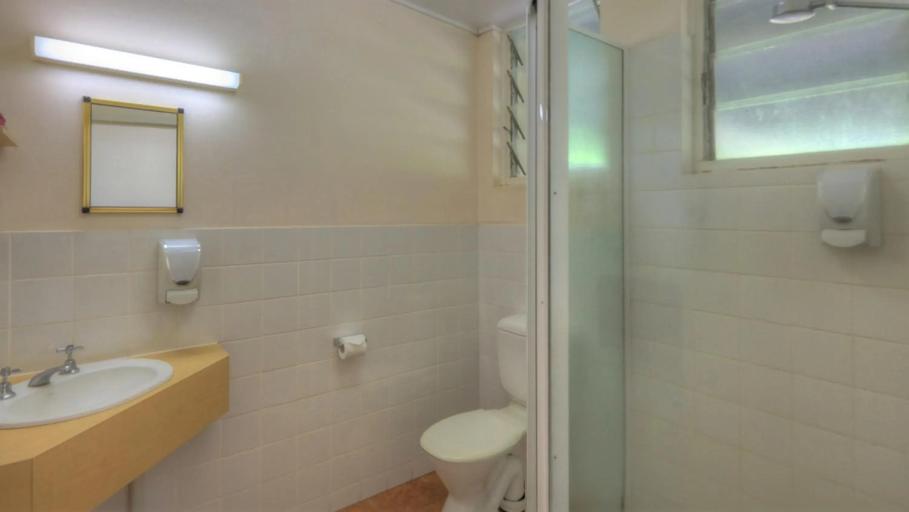 Shower, Bathroom in Atherton Motel