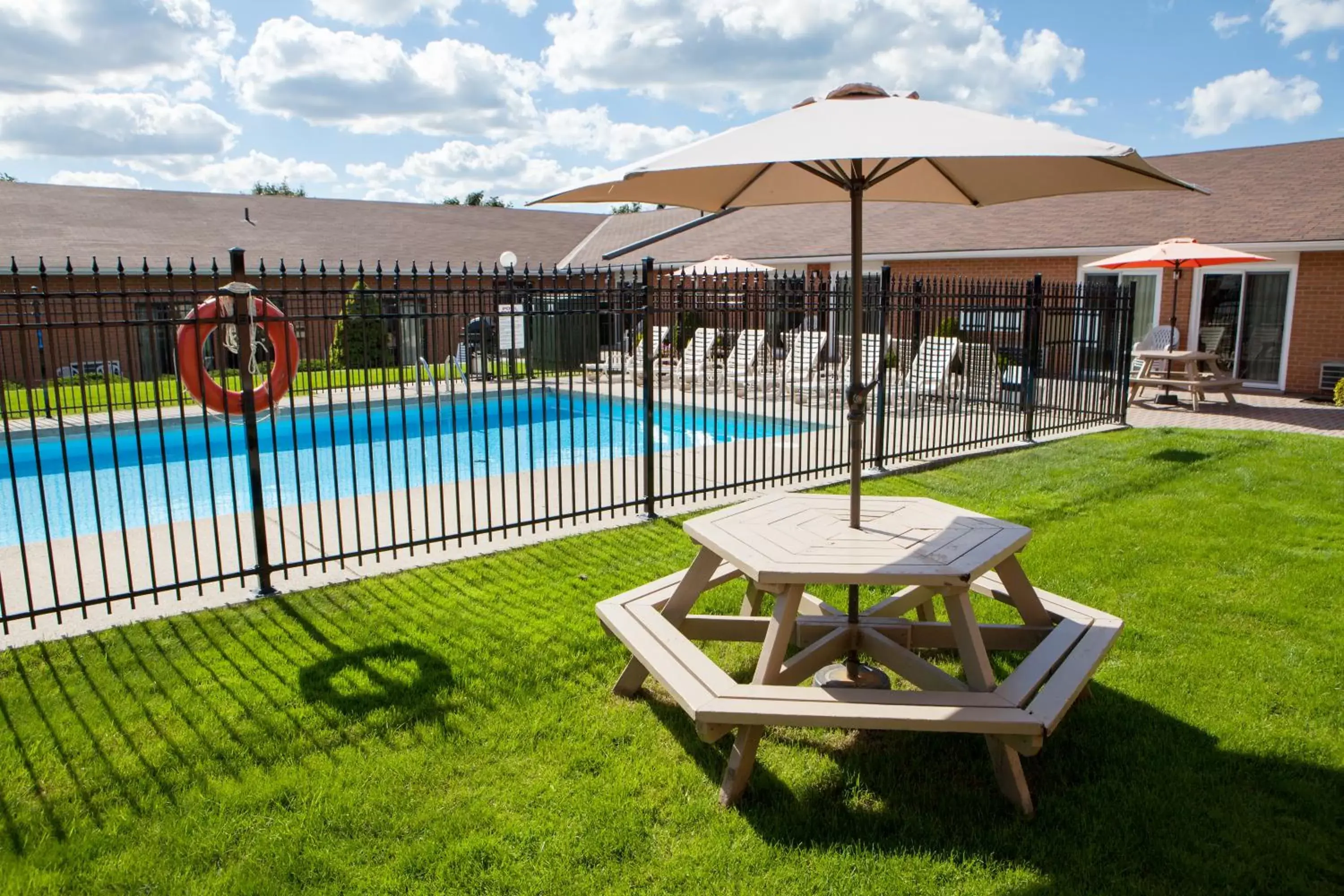 Garden, Swimming Pool in Super 8 by Wyndham Port Elgin