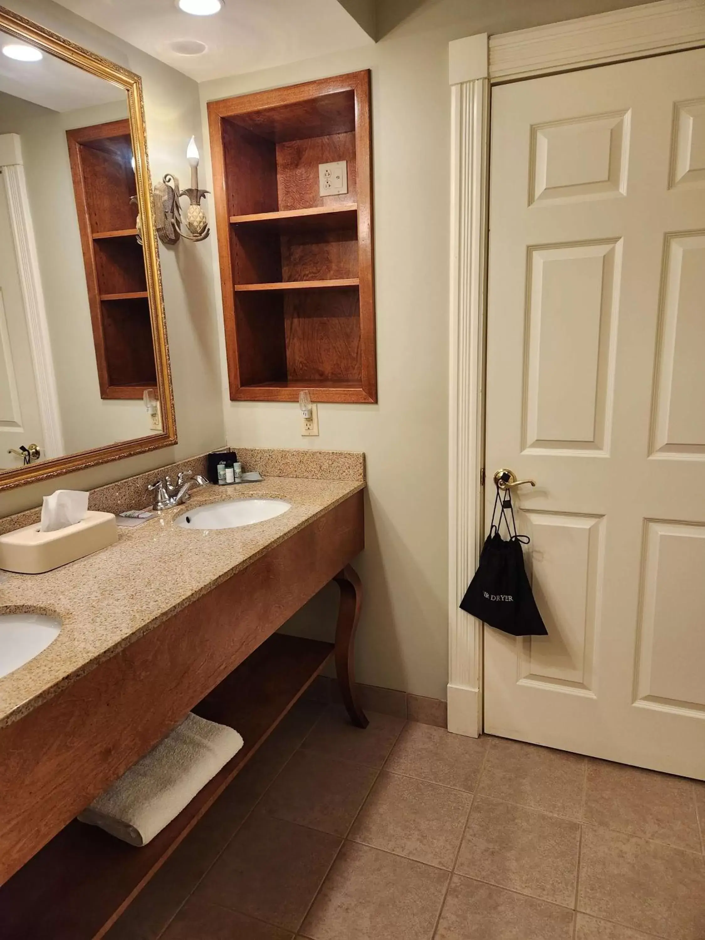 Bathroom in Best Western White House Inn