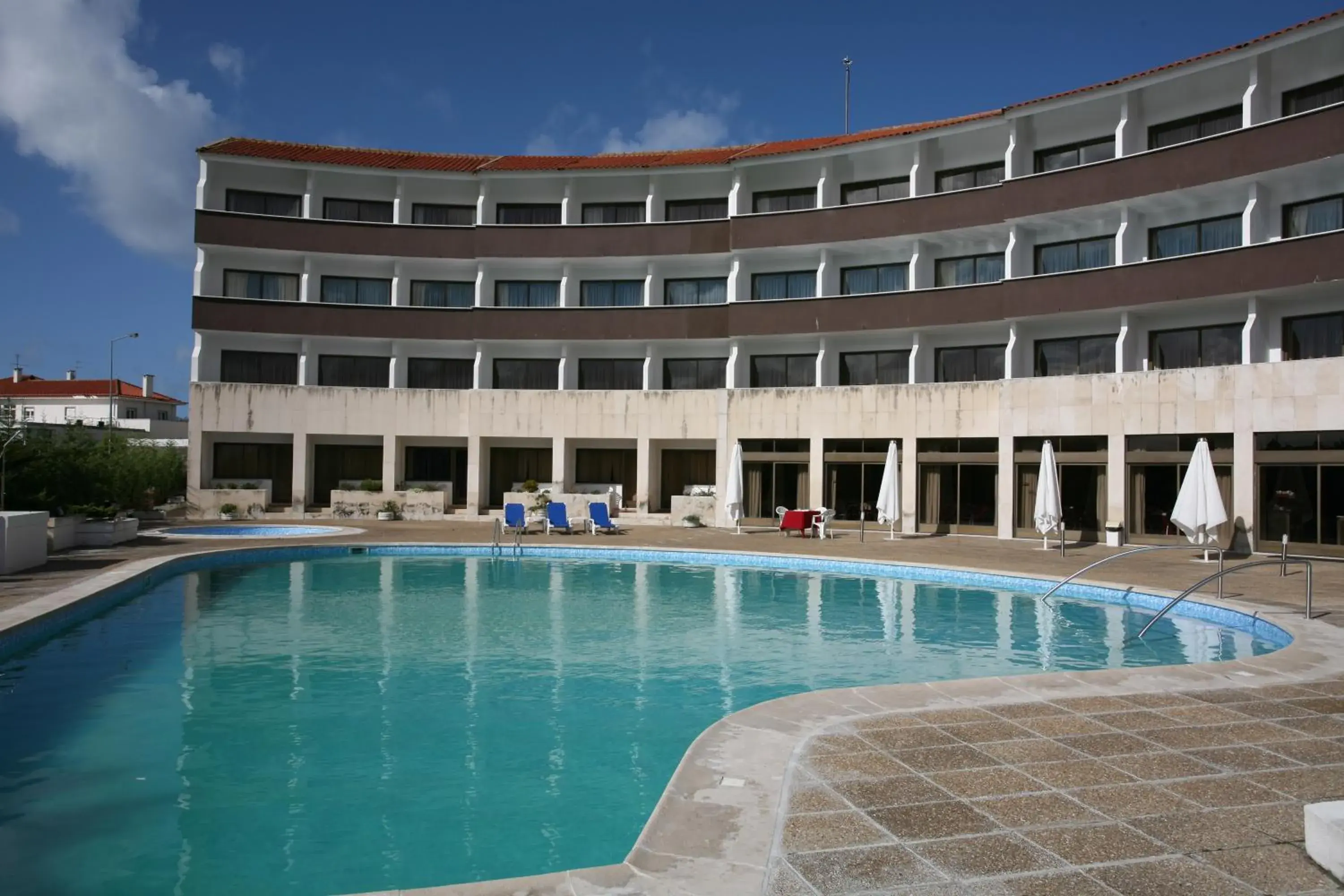 Facade/entrance, Swimming Pool in Hotel Meia Lua