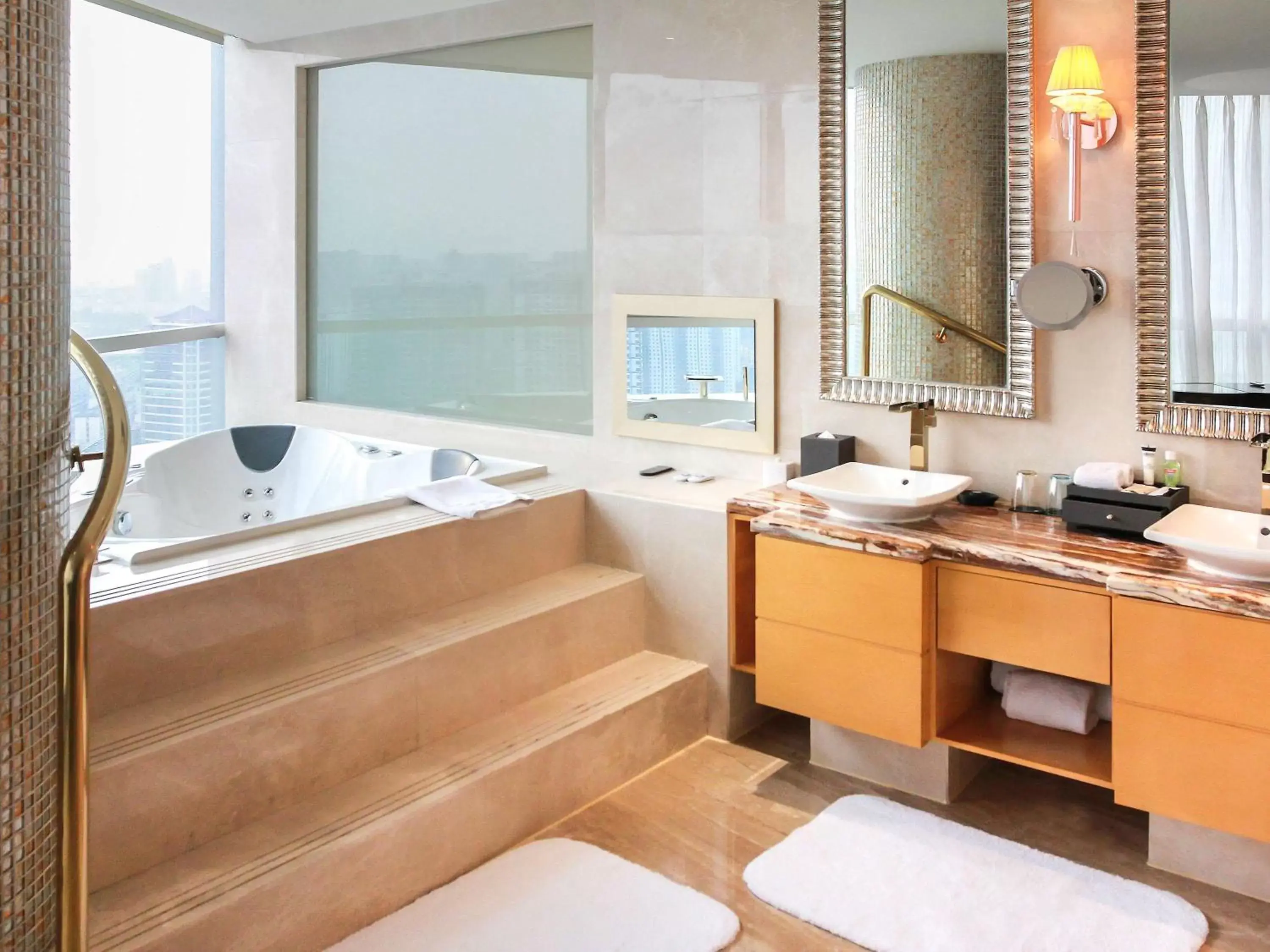 Photo of the whole room, Bathroom in Pullman Linyi Lushang