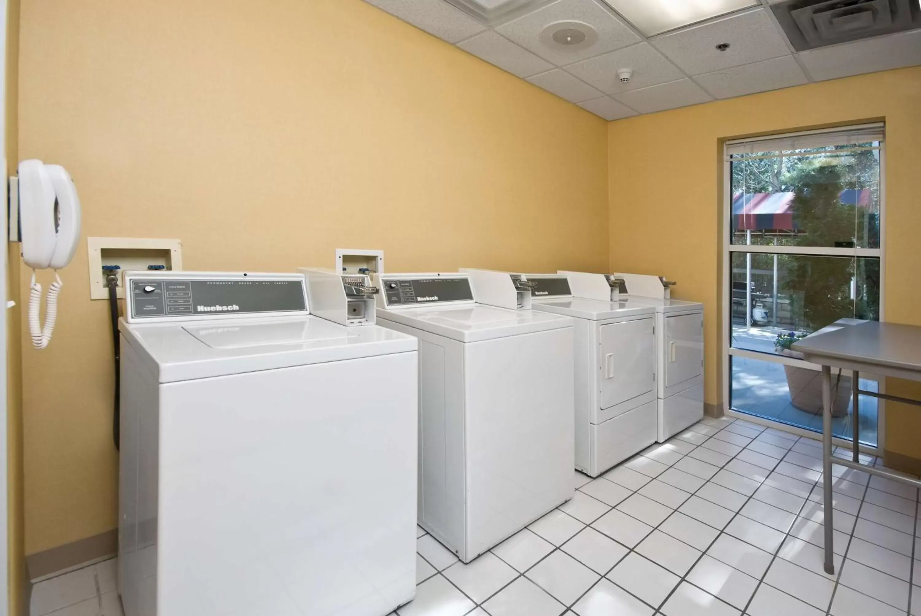 Property building, Kitchen/Kitchenette in Hampton Inn & Suites Raleigh/Cary I-40 (PNC Arena)