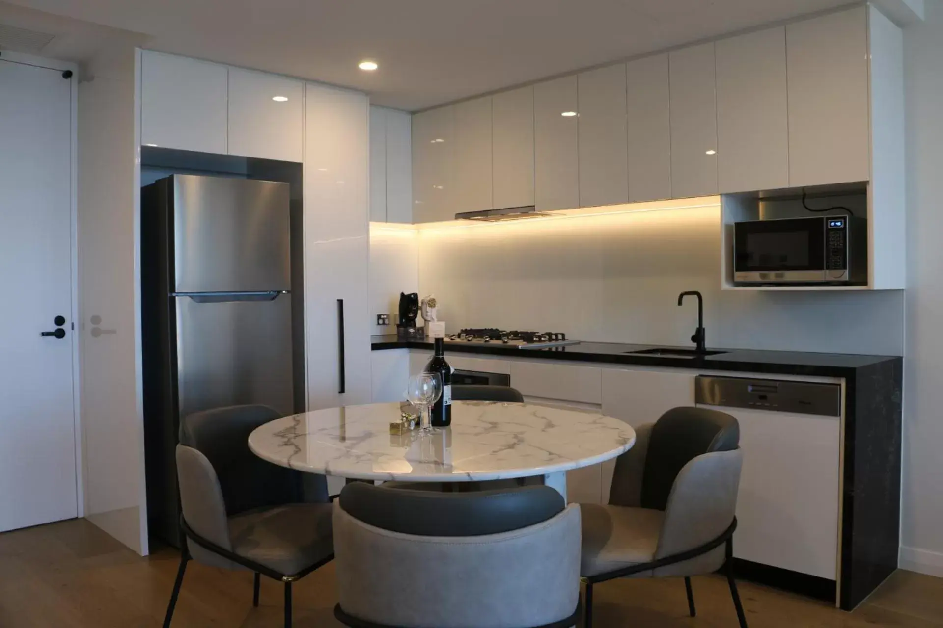 Dining area, Kitchen/Kitchenette in Kooii Apartments