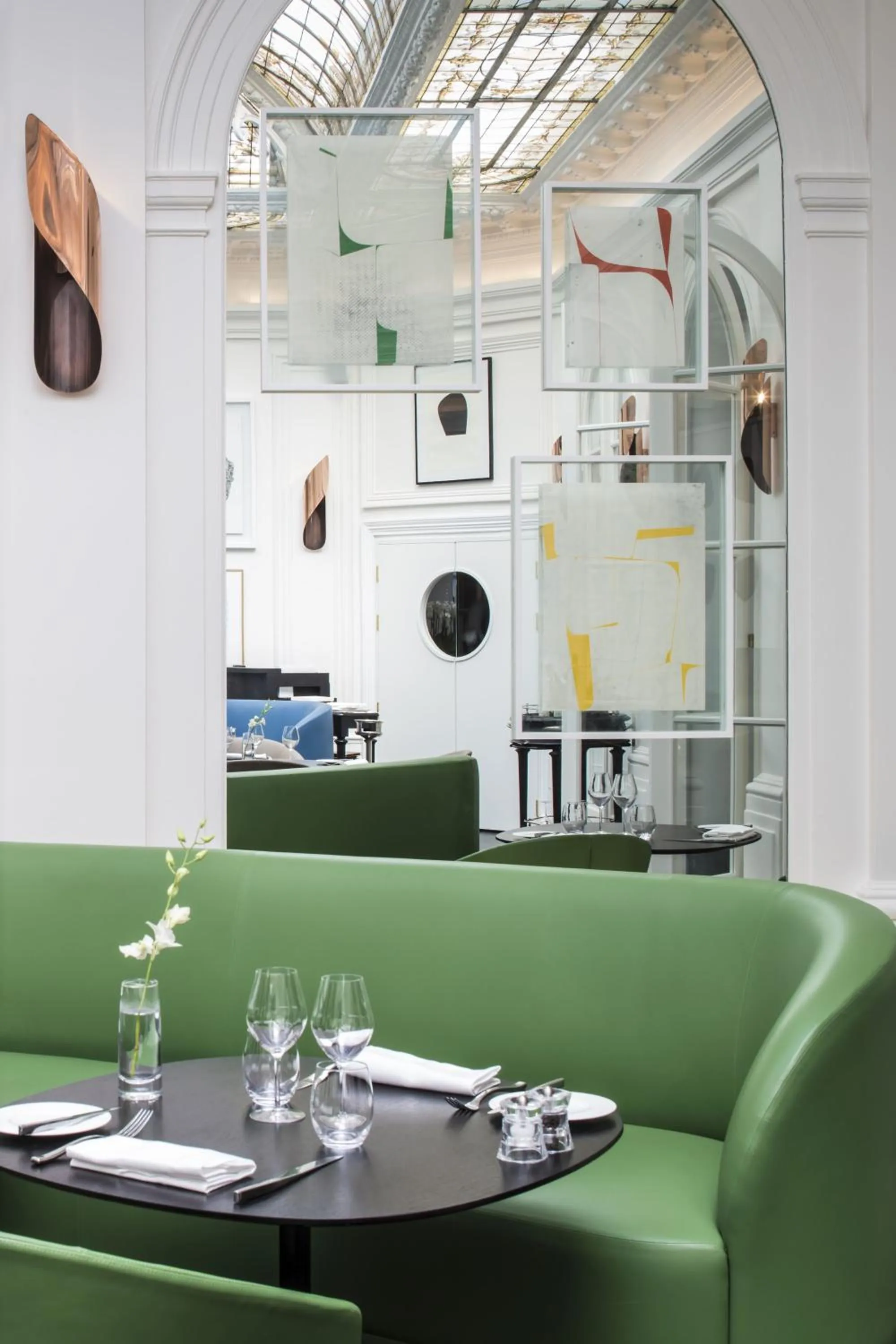 Restaurant/places to eat in Hôtel Vernet Champs Elysées Paris