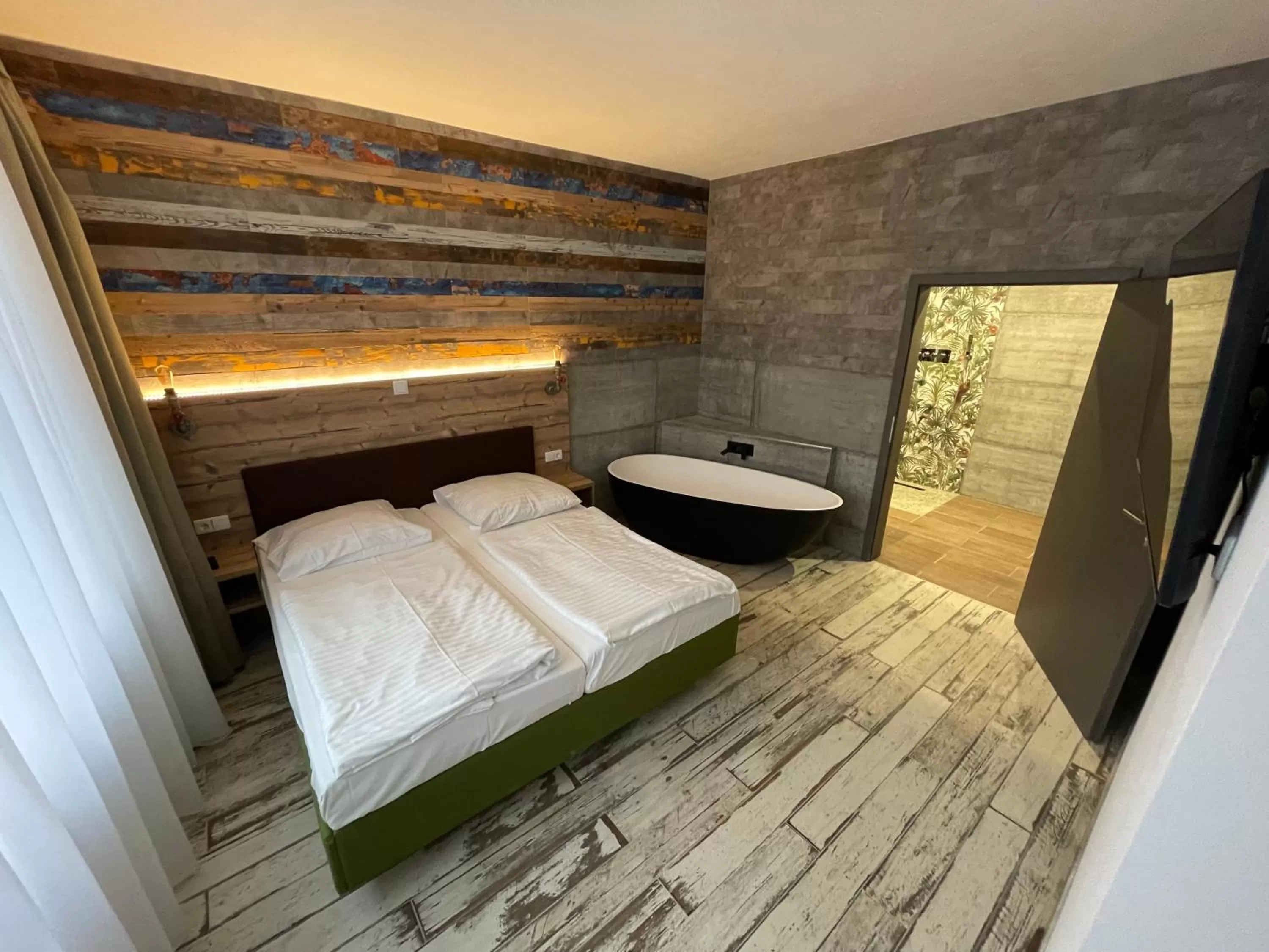 Property building, Bed in Hotel Lugsteinhof