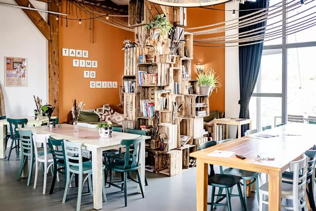 Restaurant/places to eat in TinyParks Cast Away