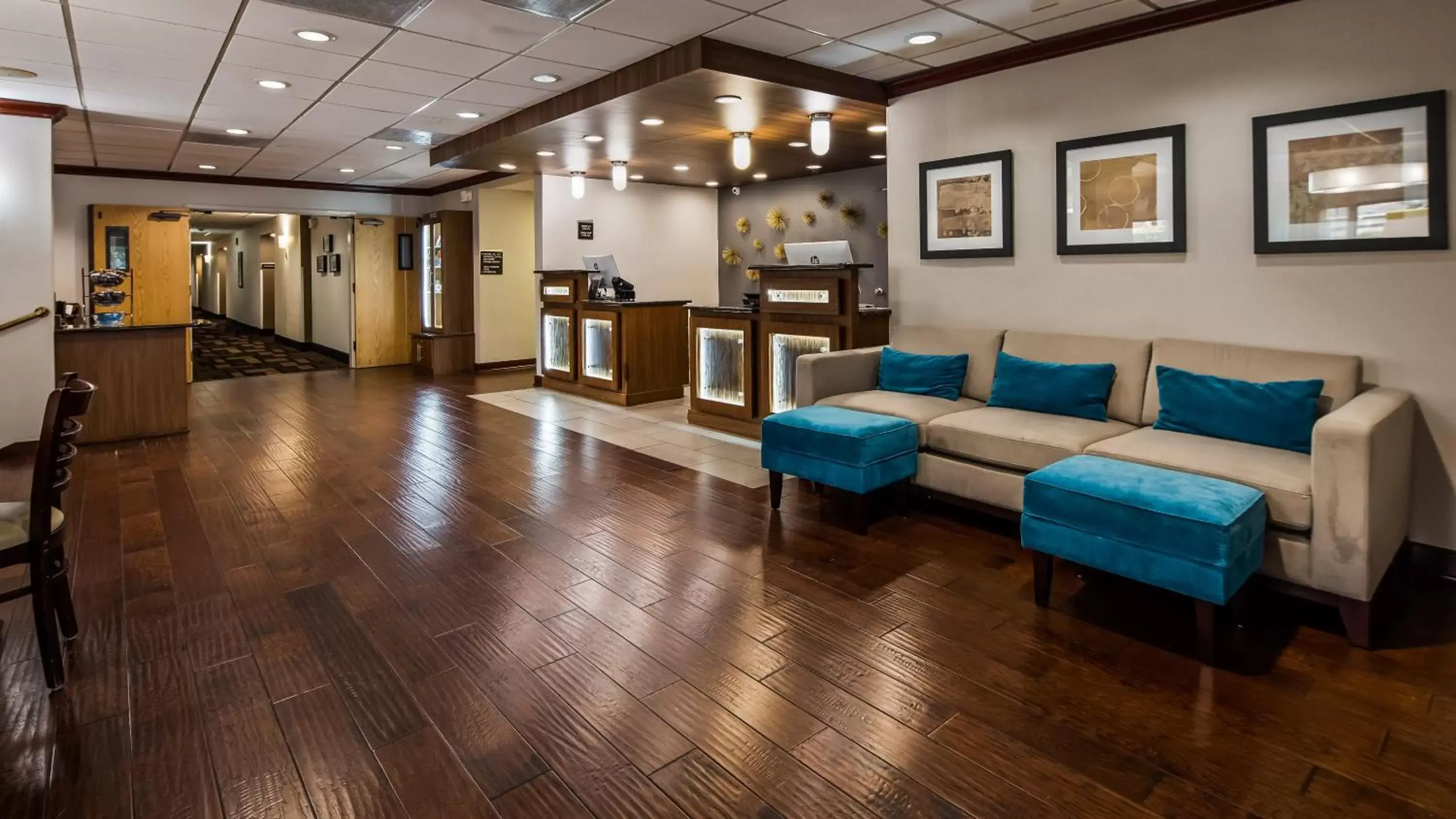 Lobby or reception in Clarion Pointe near Medical Center Lobby or reception in Clarion Pointe near Medical Center