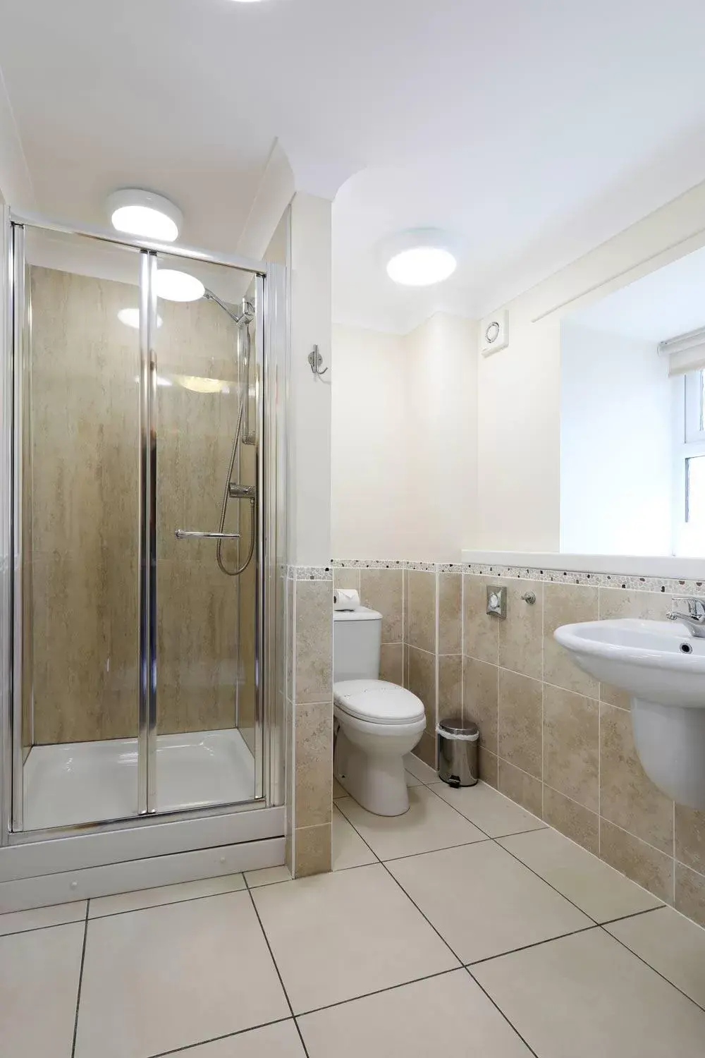 Shower, Bathroom in Woodland Bay Hotel