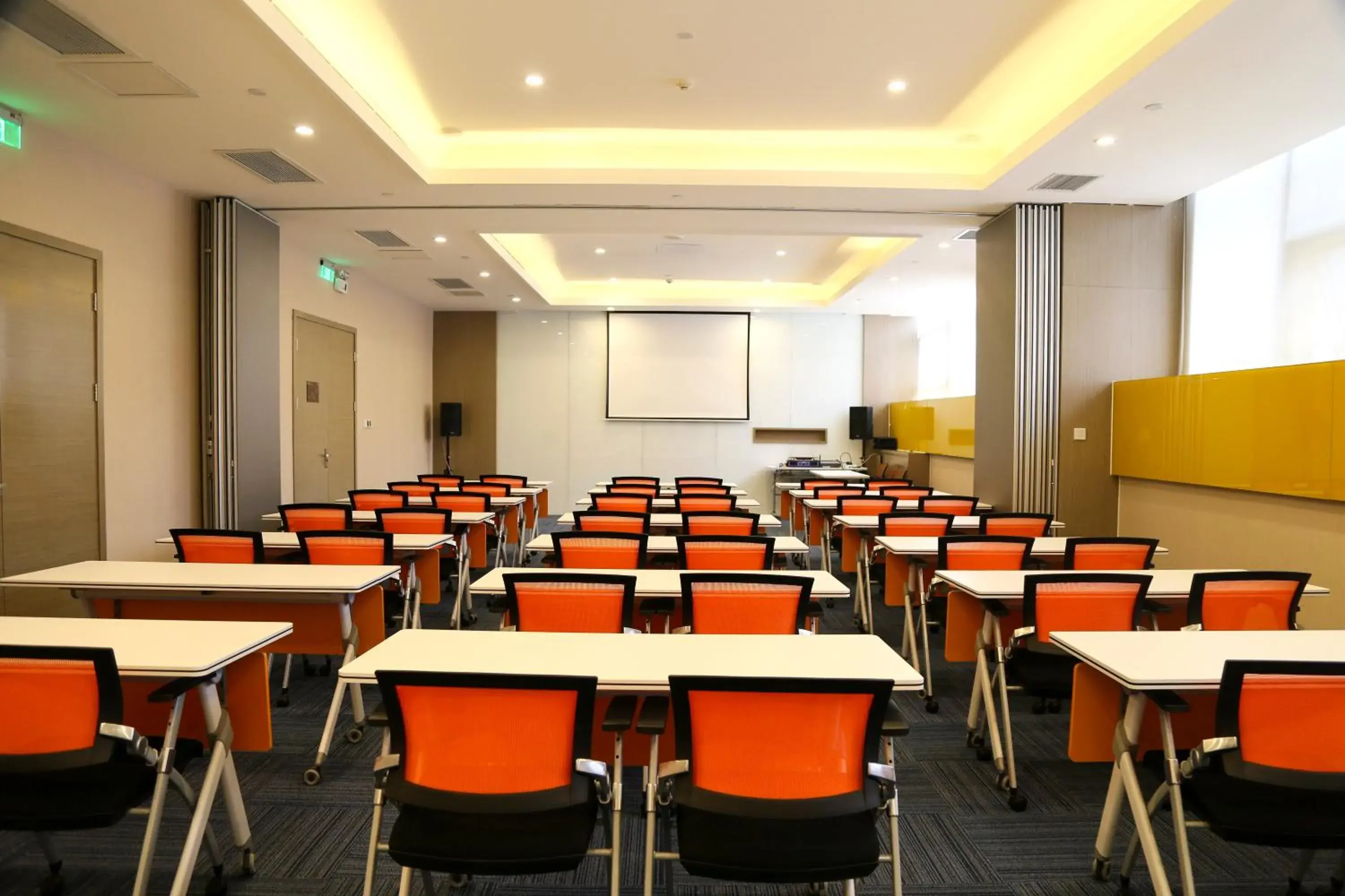Meeting/conference room in Holiday Inn Express Chengdu Jinniu, an IHG Hotel