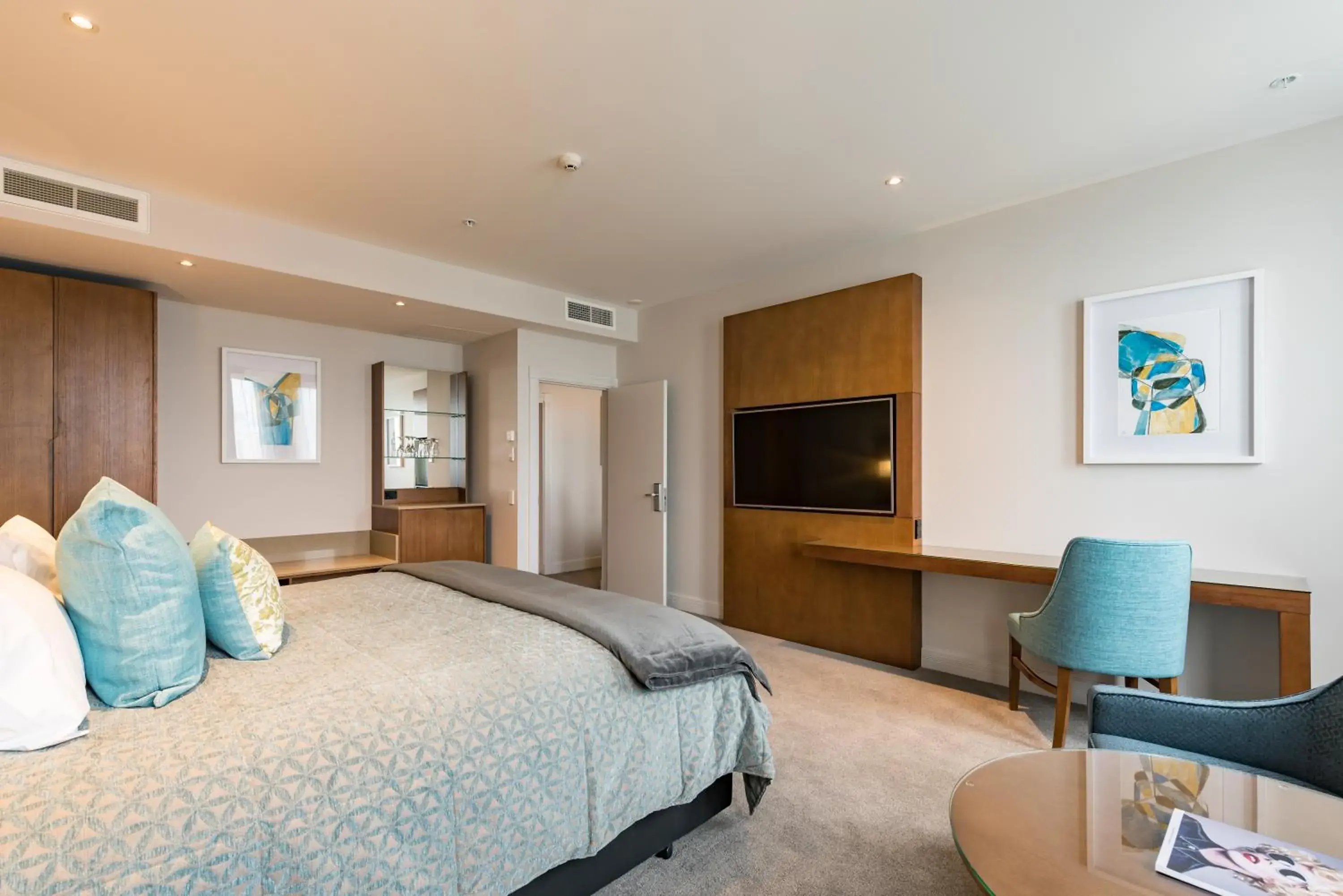 Bedroom, TV/Entertainment Center in Distinction Christchurch Hotel