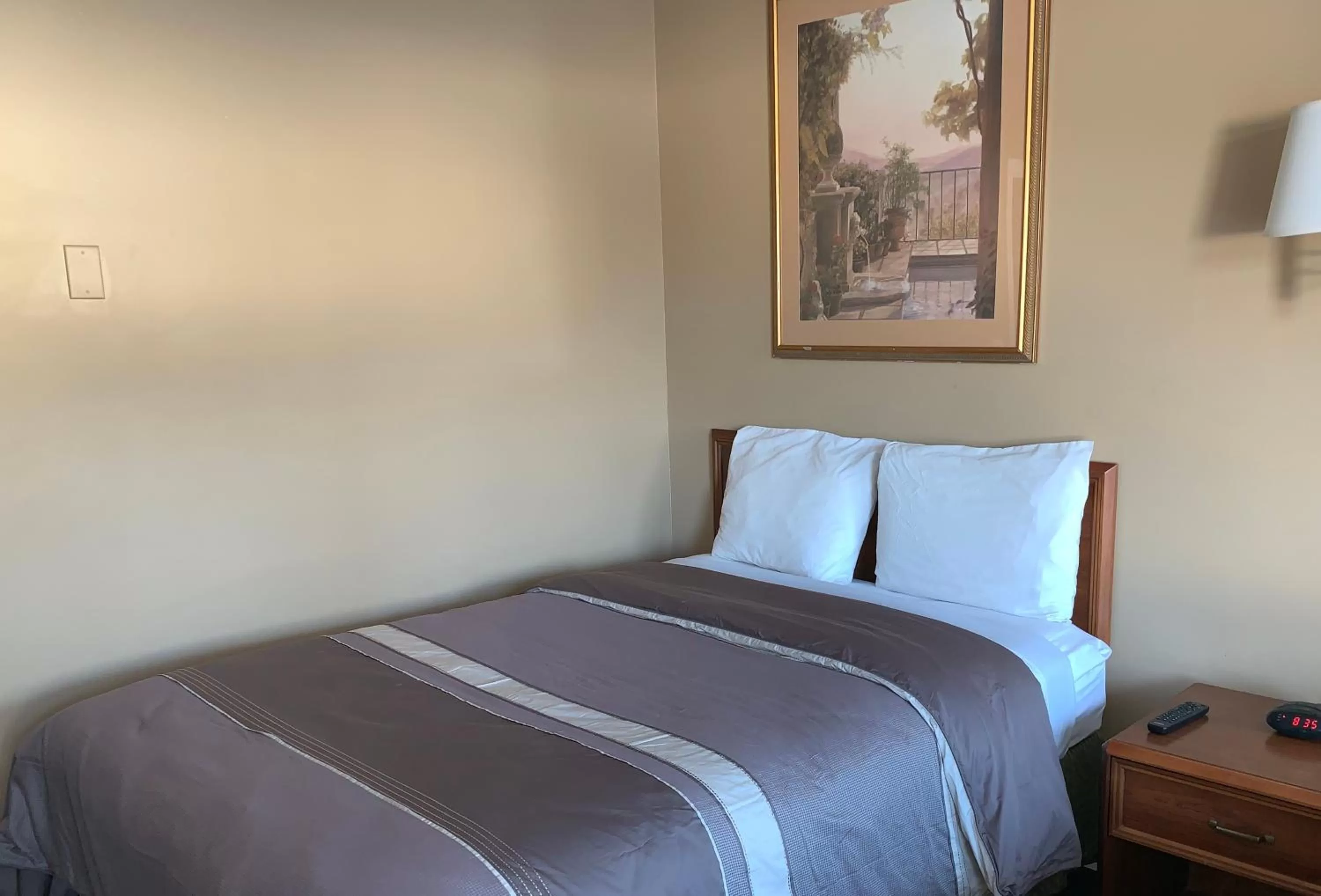 Bed in Village Inn & Suites - Sudbury
