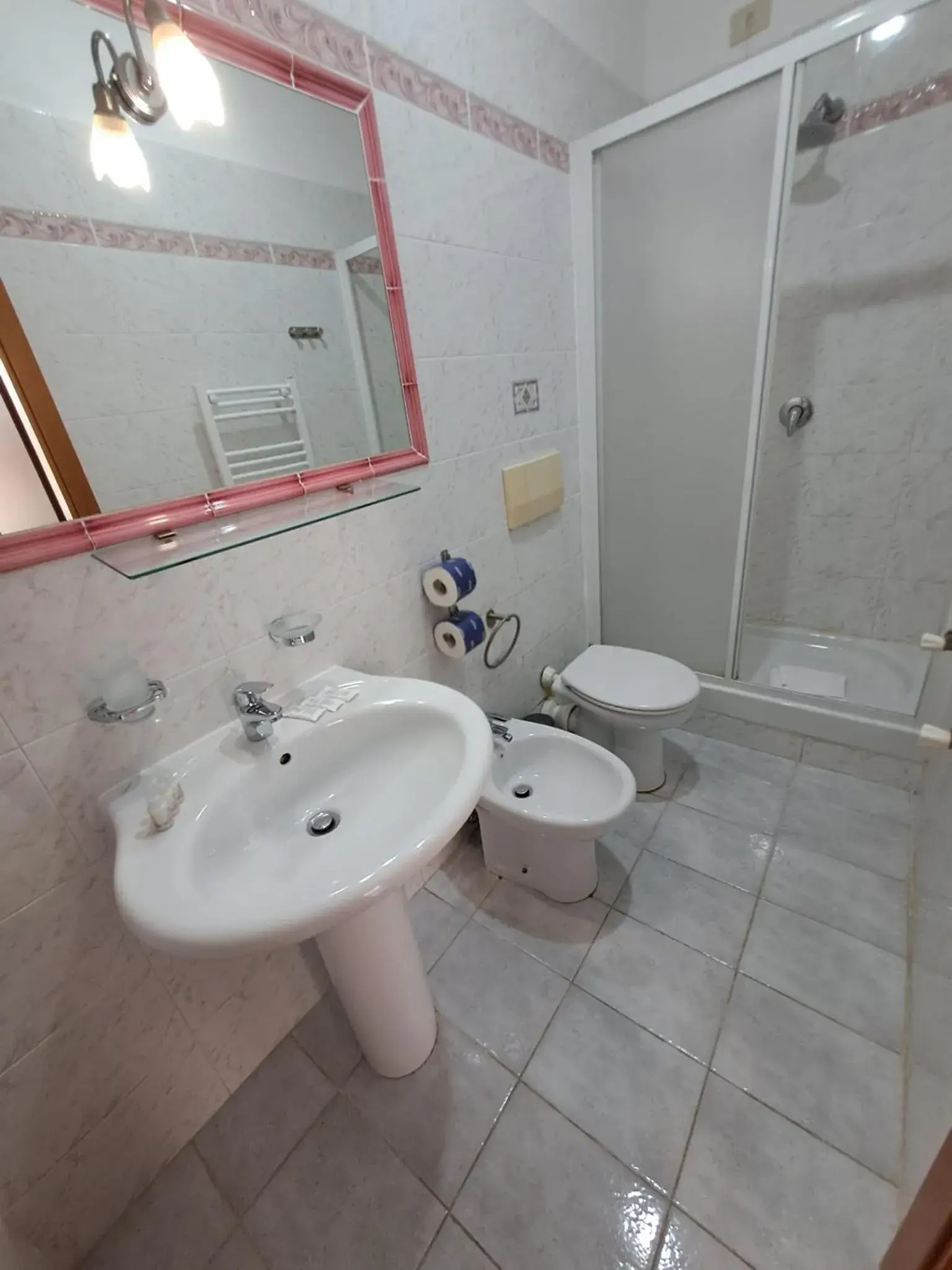 Shower, Bathroom in Hotel Fenicia