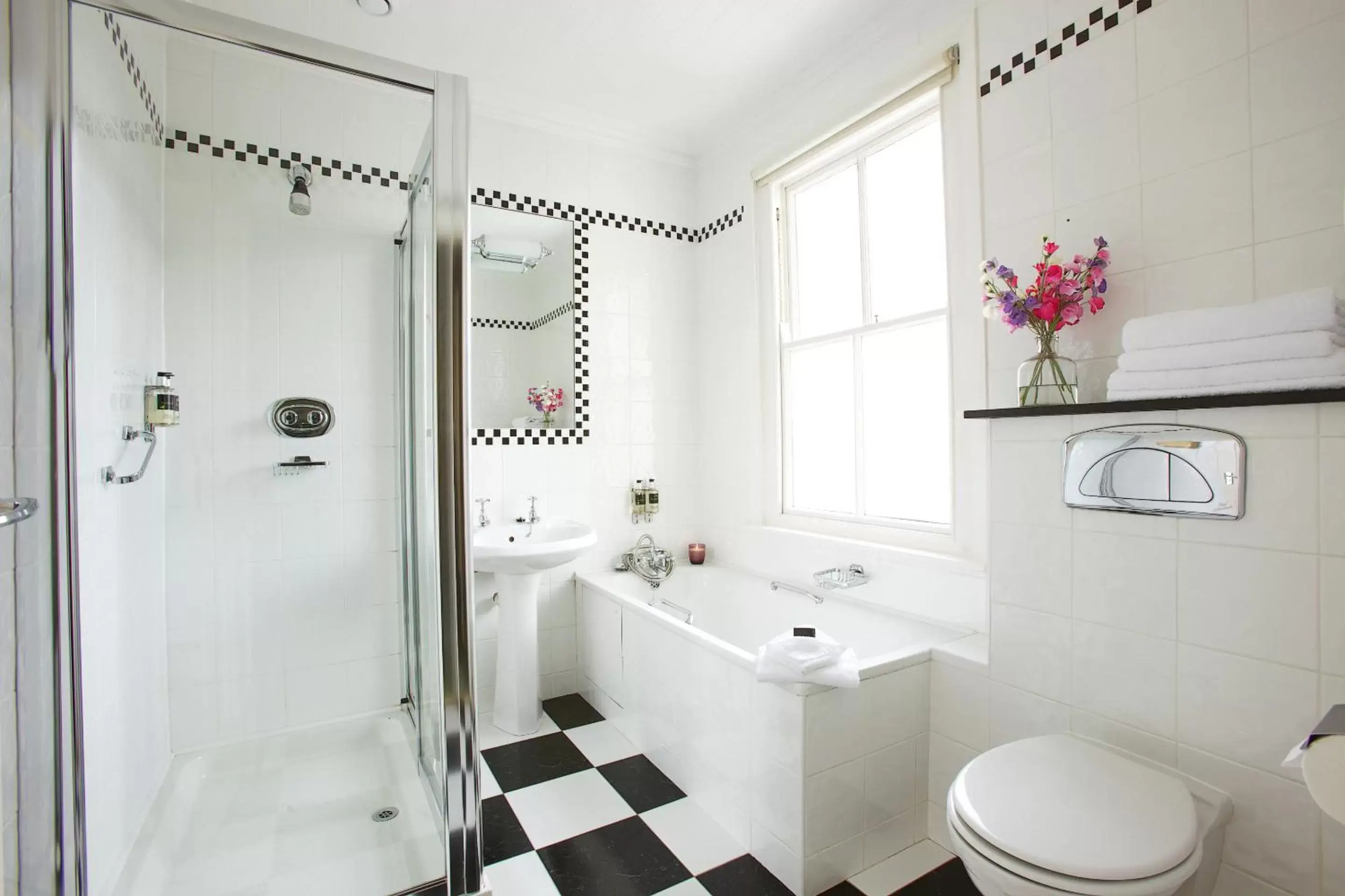 Toilet, Bathroom in Arbutus Hotel