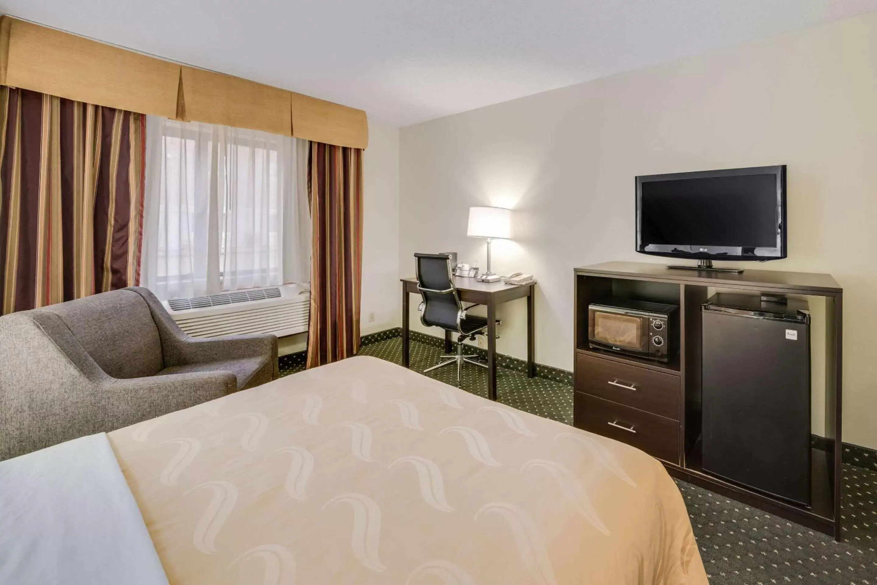 Photo of the whole room, TV/Entertainment Center in Quality Inn & Suites South