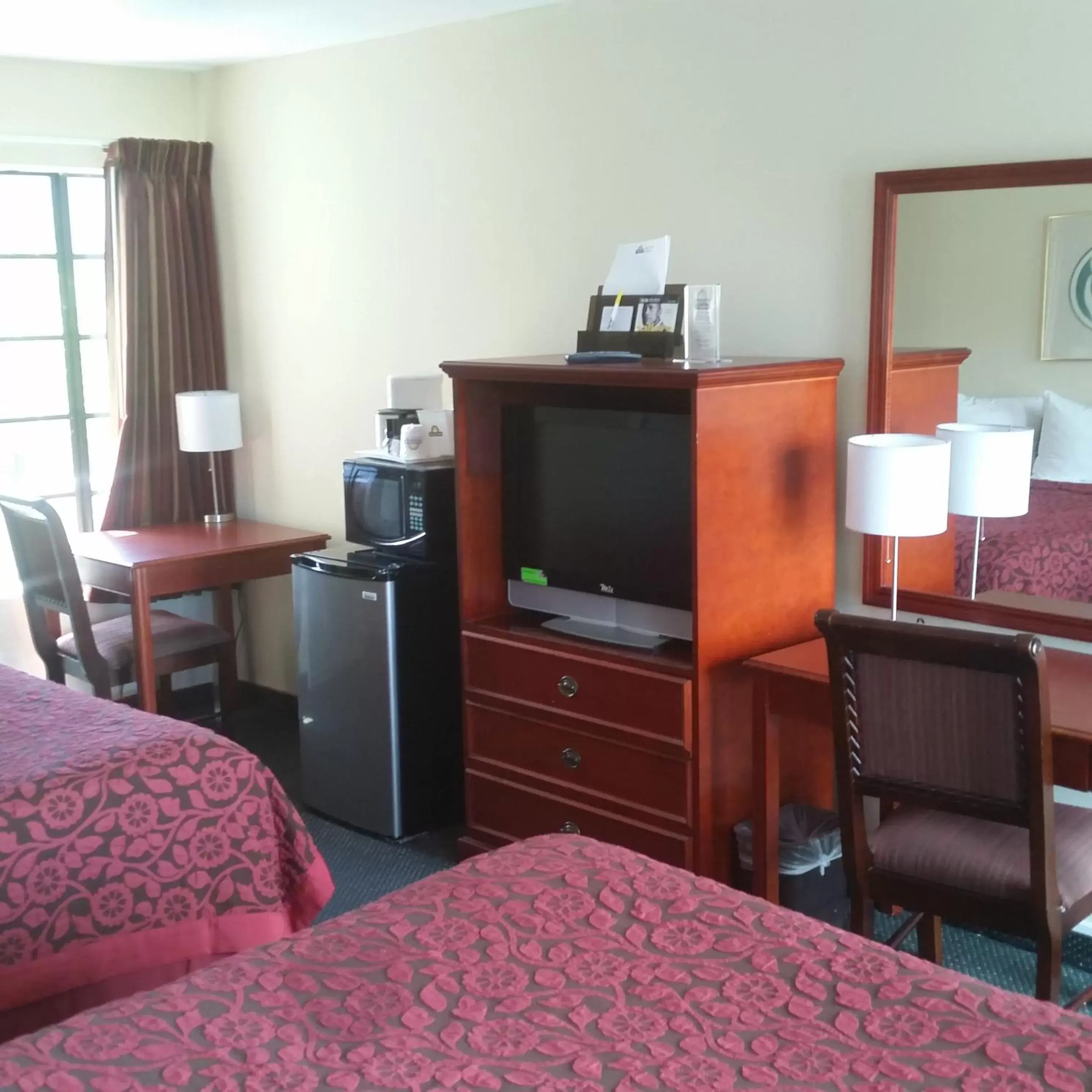 Day, TV/Entertainment Center in Days Inn by Wyndham Orange Anaheim