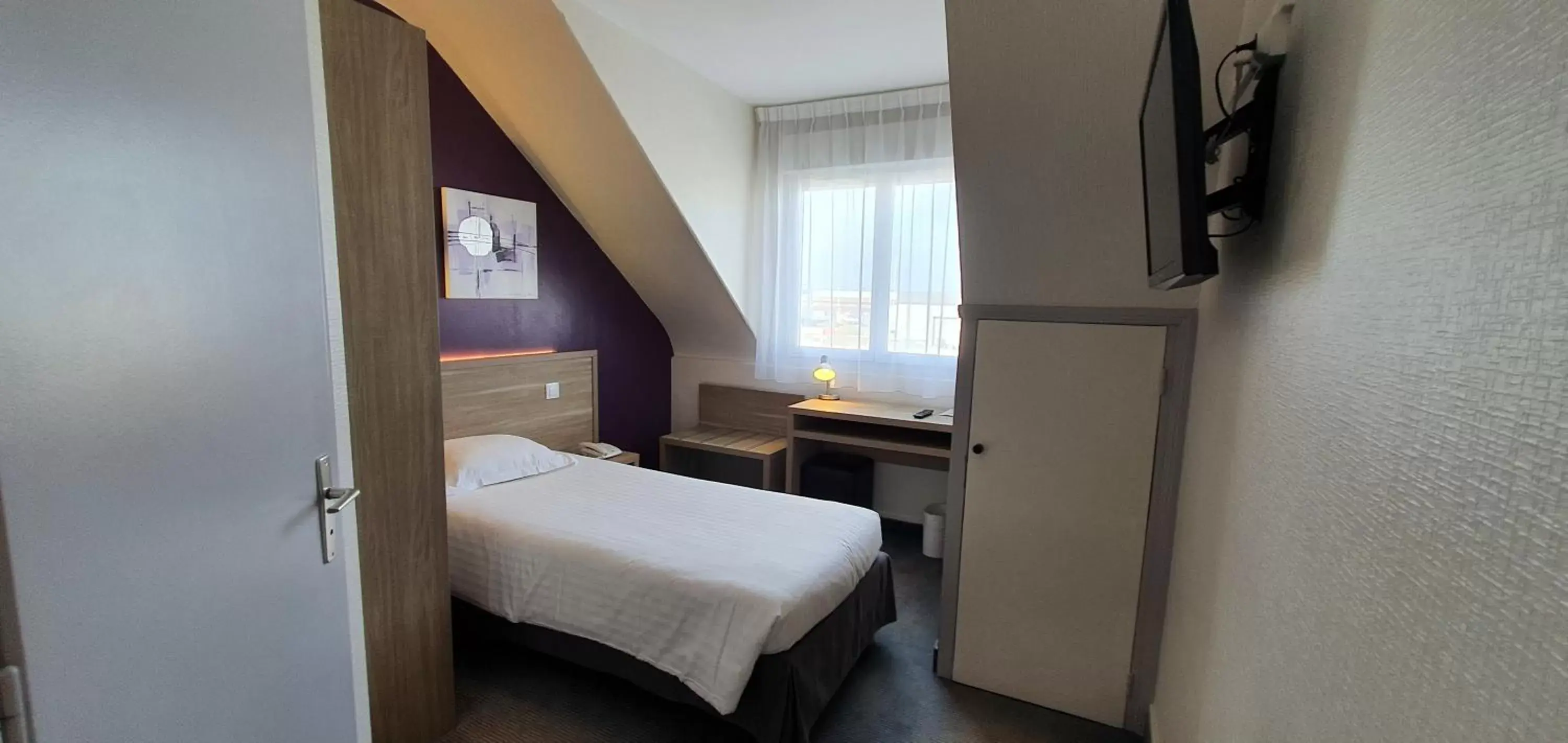 Bedroom, Dining Area in The Originals City, Hôtel Les Océanes, Lorient (Inter-Hotel)