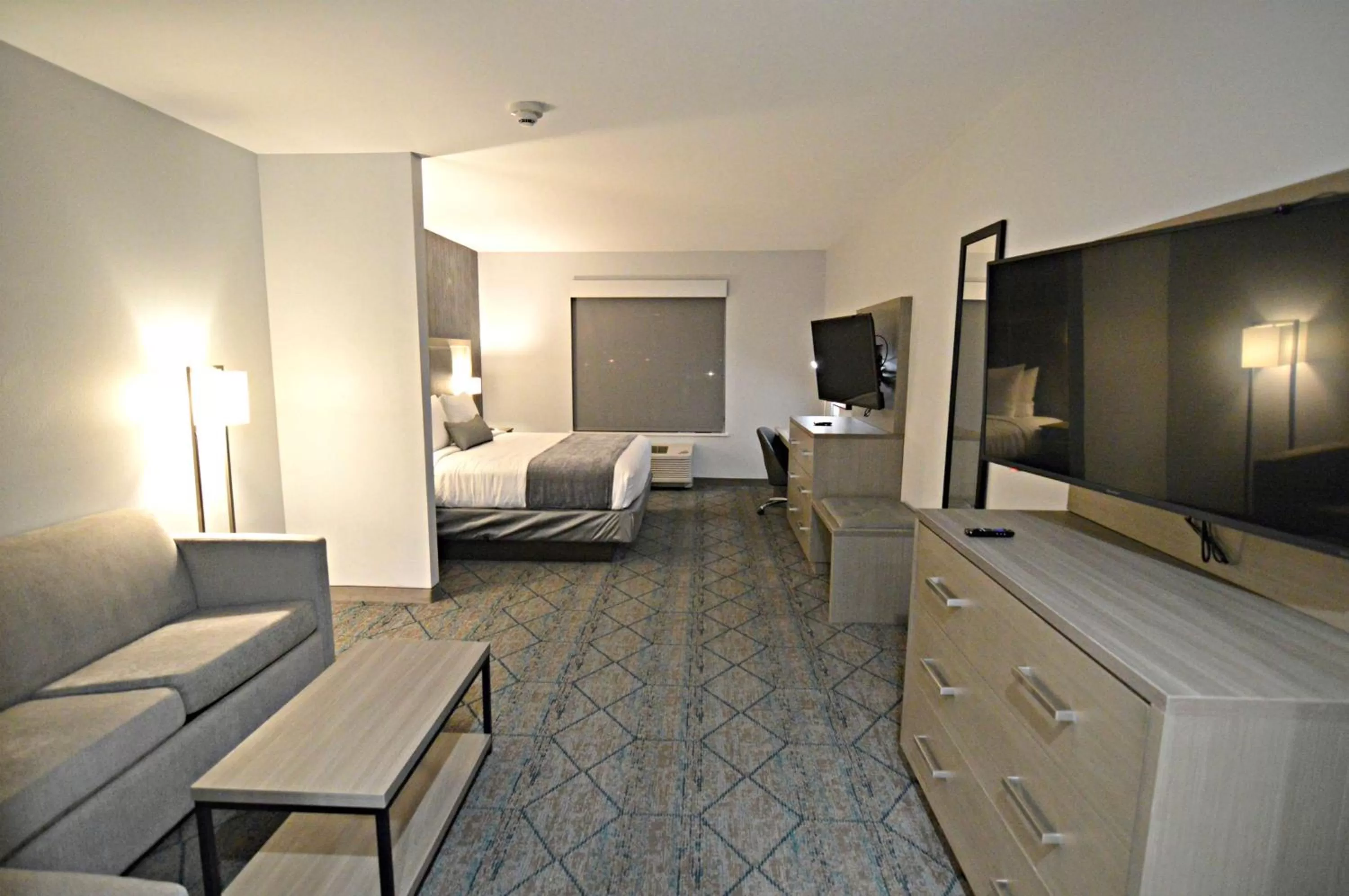 Photo of the whole room, Bed in Best Western Plus Executive Residency Oklahoma City I-35