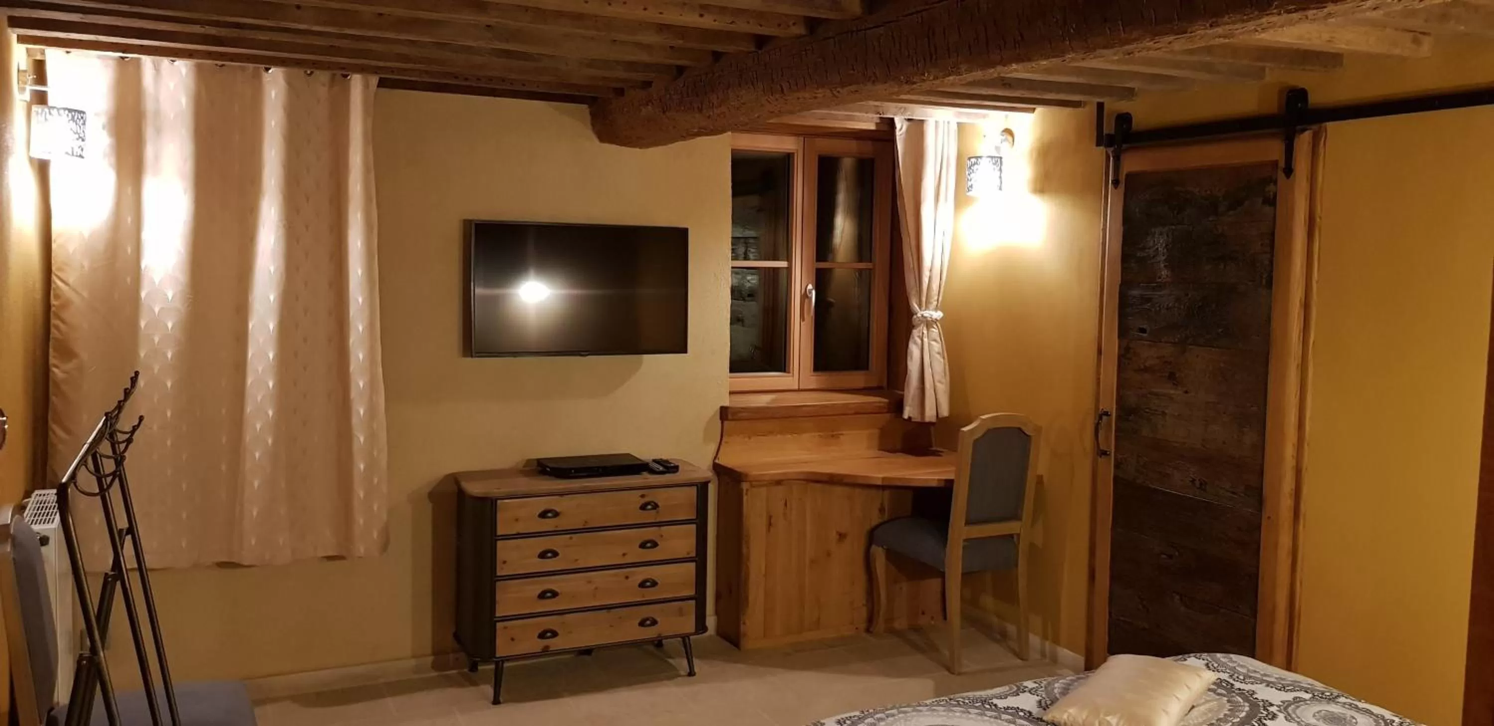 TV/Entertainment Center in L'Attegia Lia