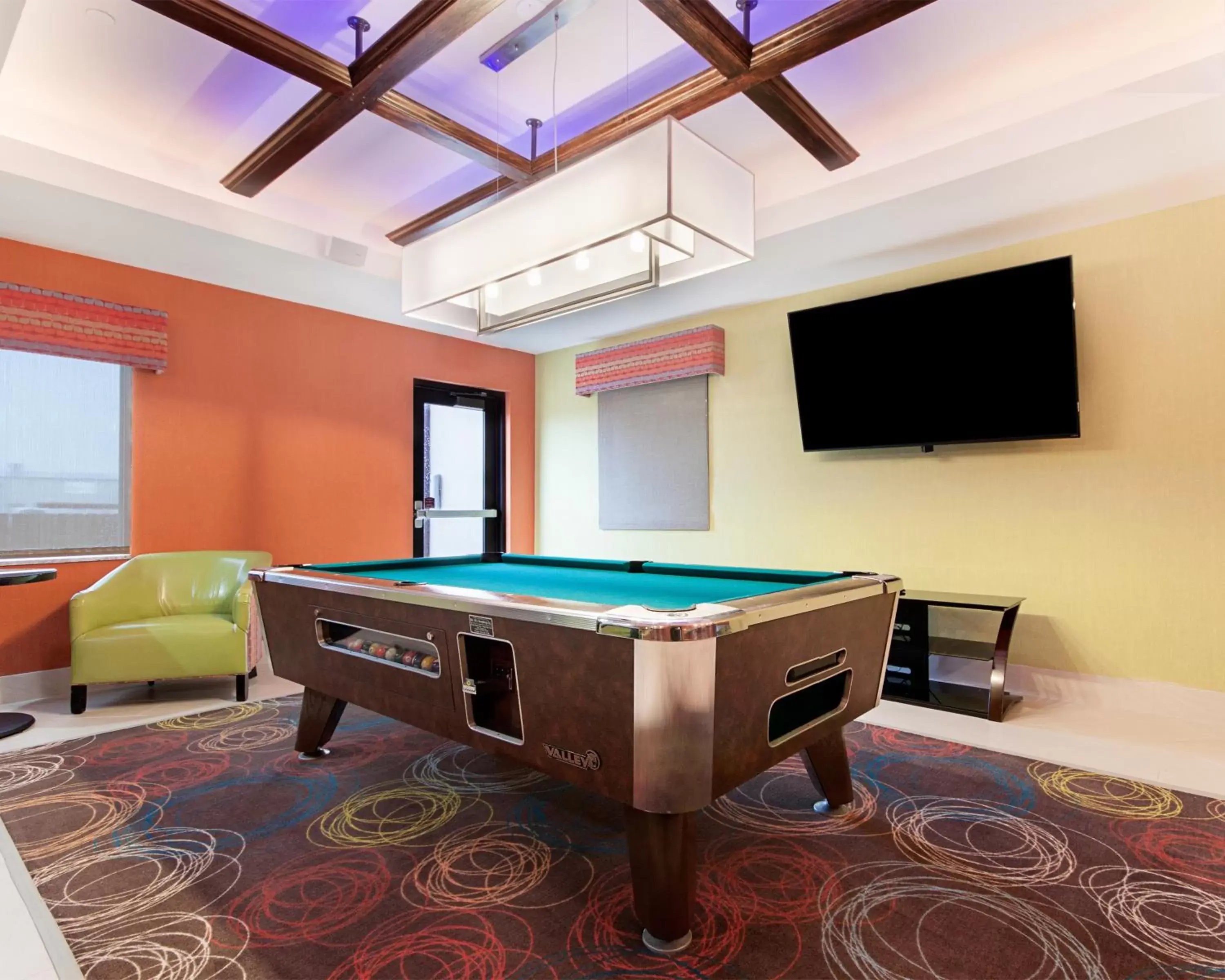Communal lounge/ TV room, Billiards in MainStay Suites Hobbs