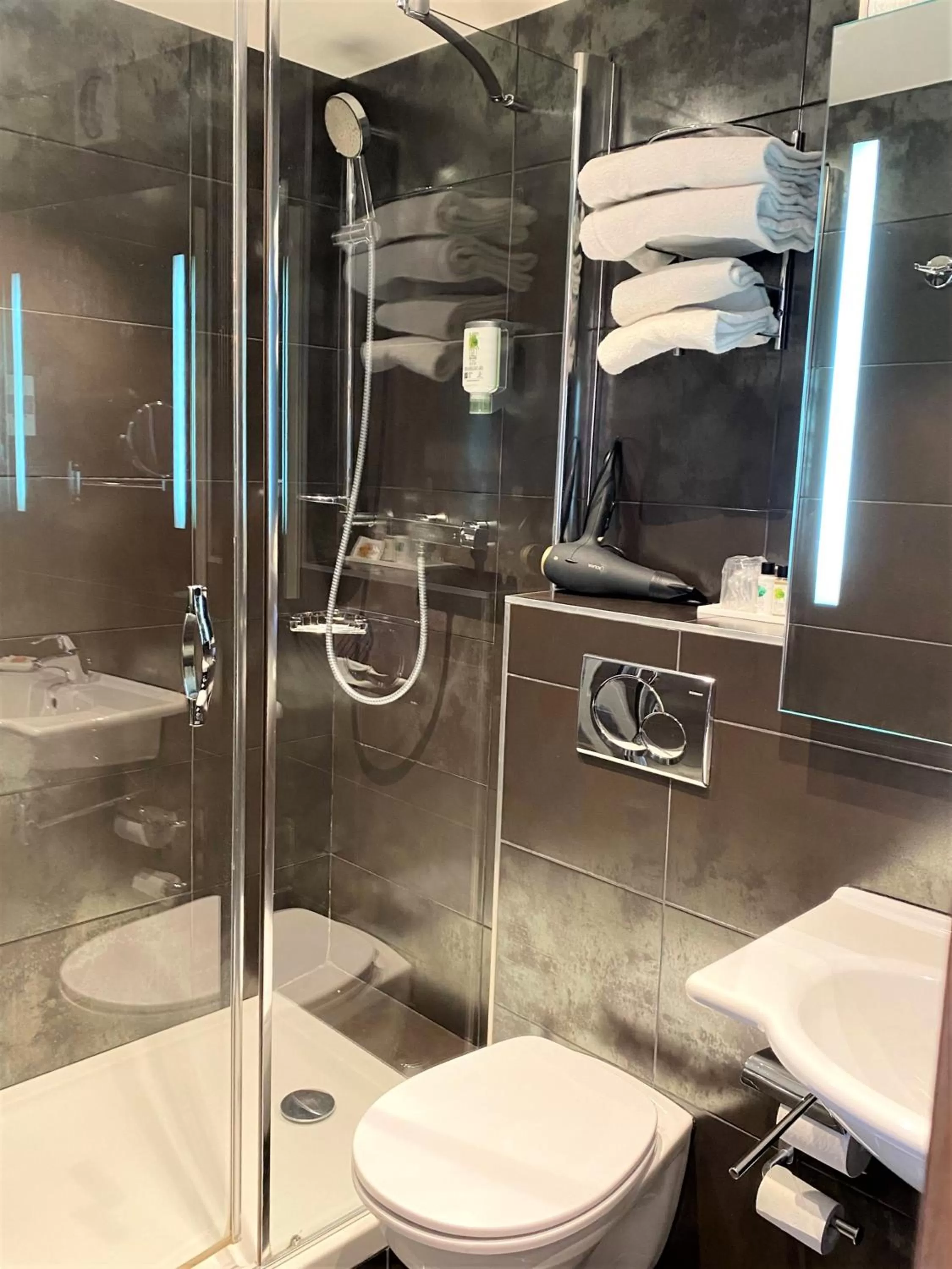 Bathroom in Hôtel Edouard 6 by Malone