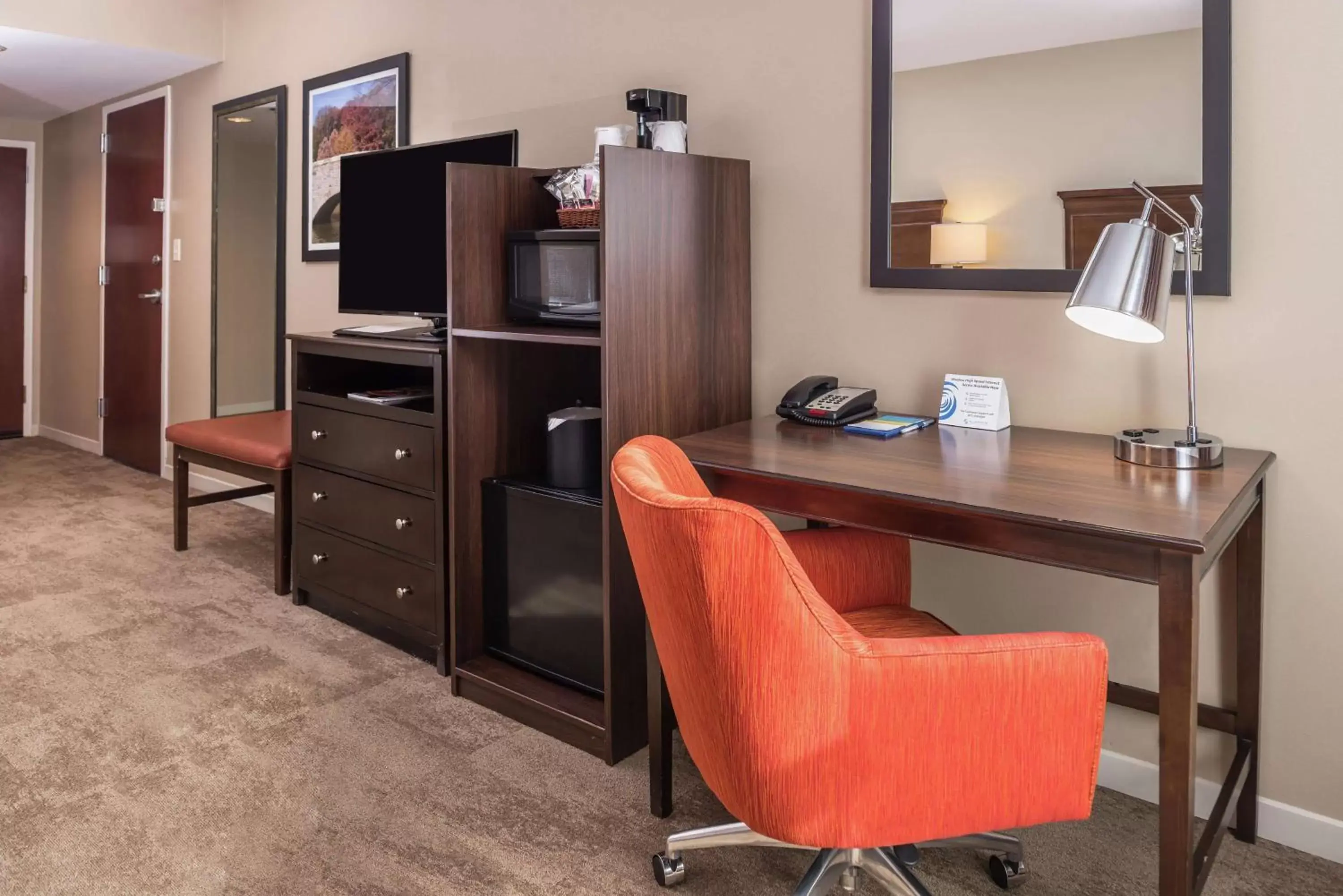 Bedroom, TV/Entertainment Center in Hampton Inn & Suites Charlotte Arrowood