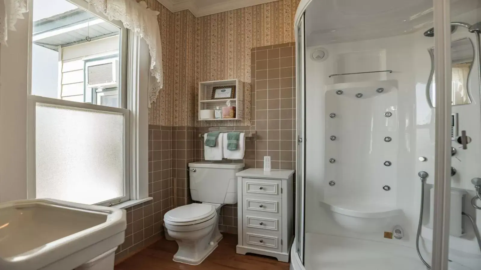 Bathroom in Solomons Victorian Inn
