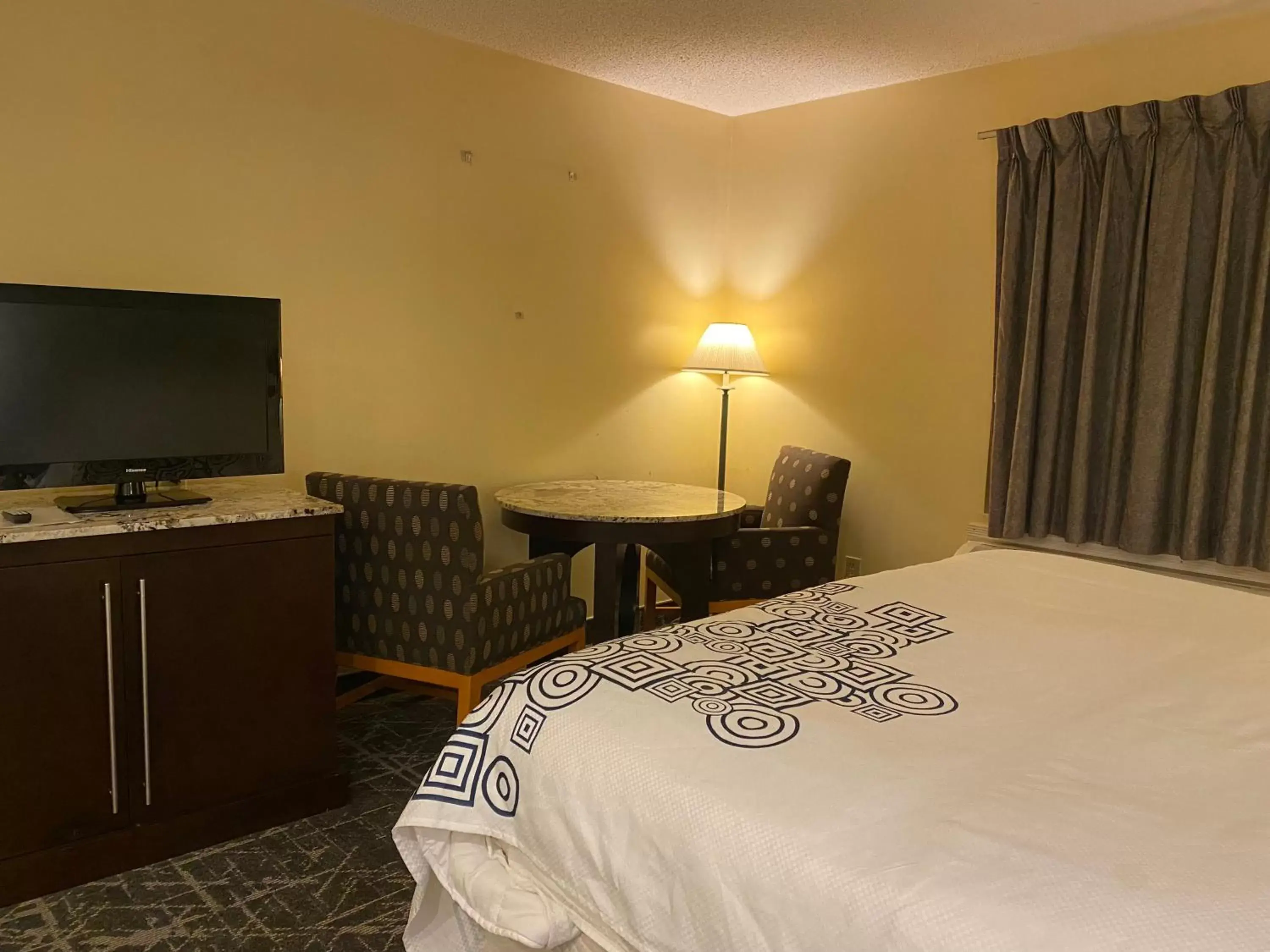 View (from property/room), Bed in Knights Inn & Suites Dublin View (from property/room), Bed in Knights Inn & Suites Dublin