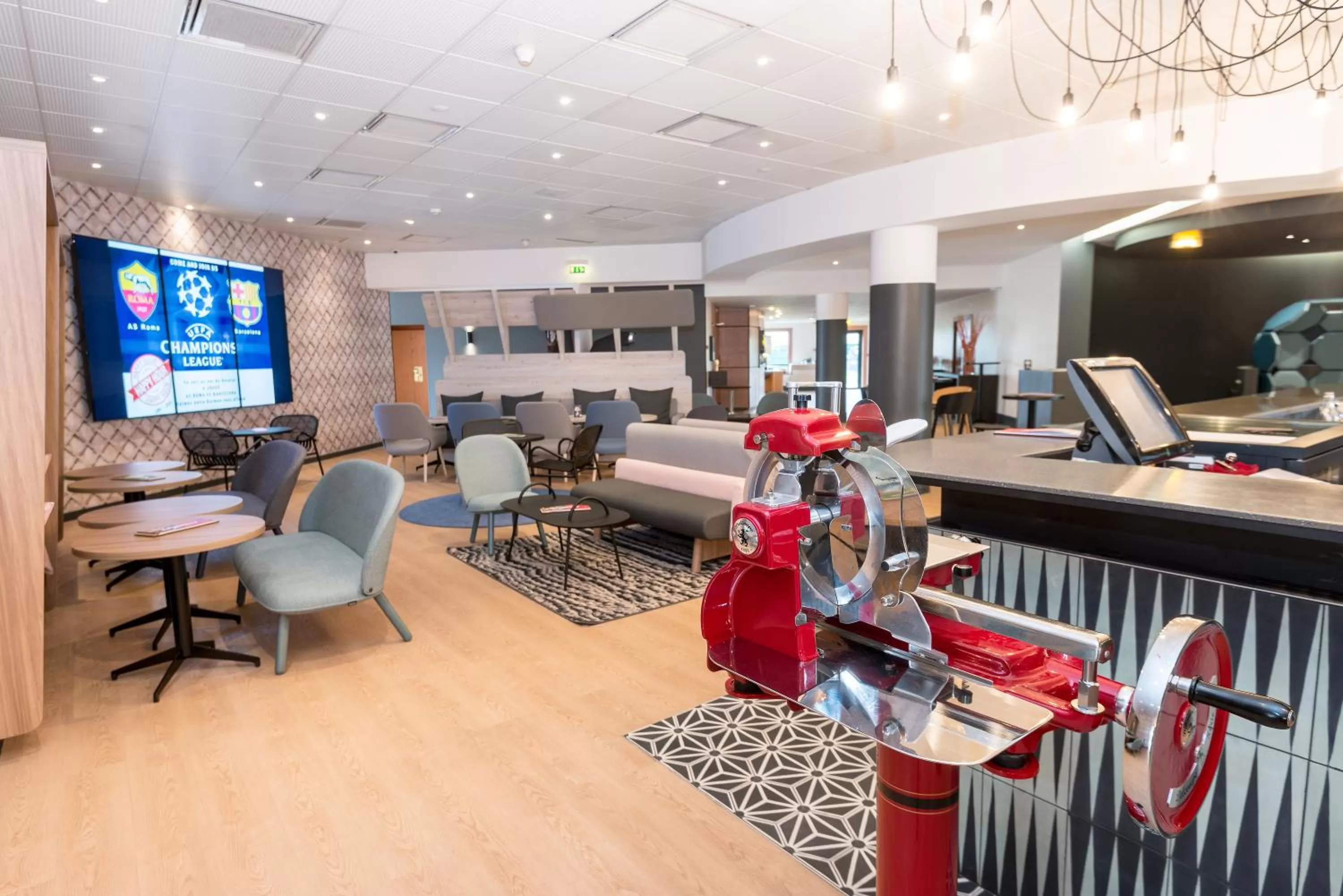 Communal lounge/ TV room in Novotel Marne-la-Vallée Noisy-le-Grand